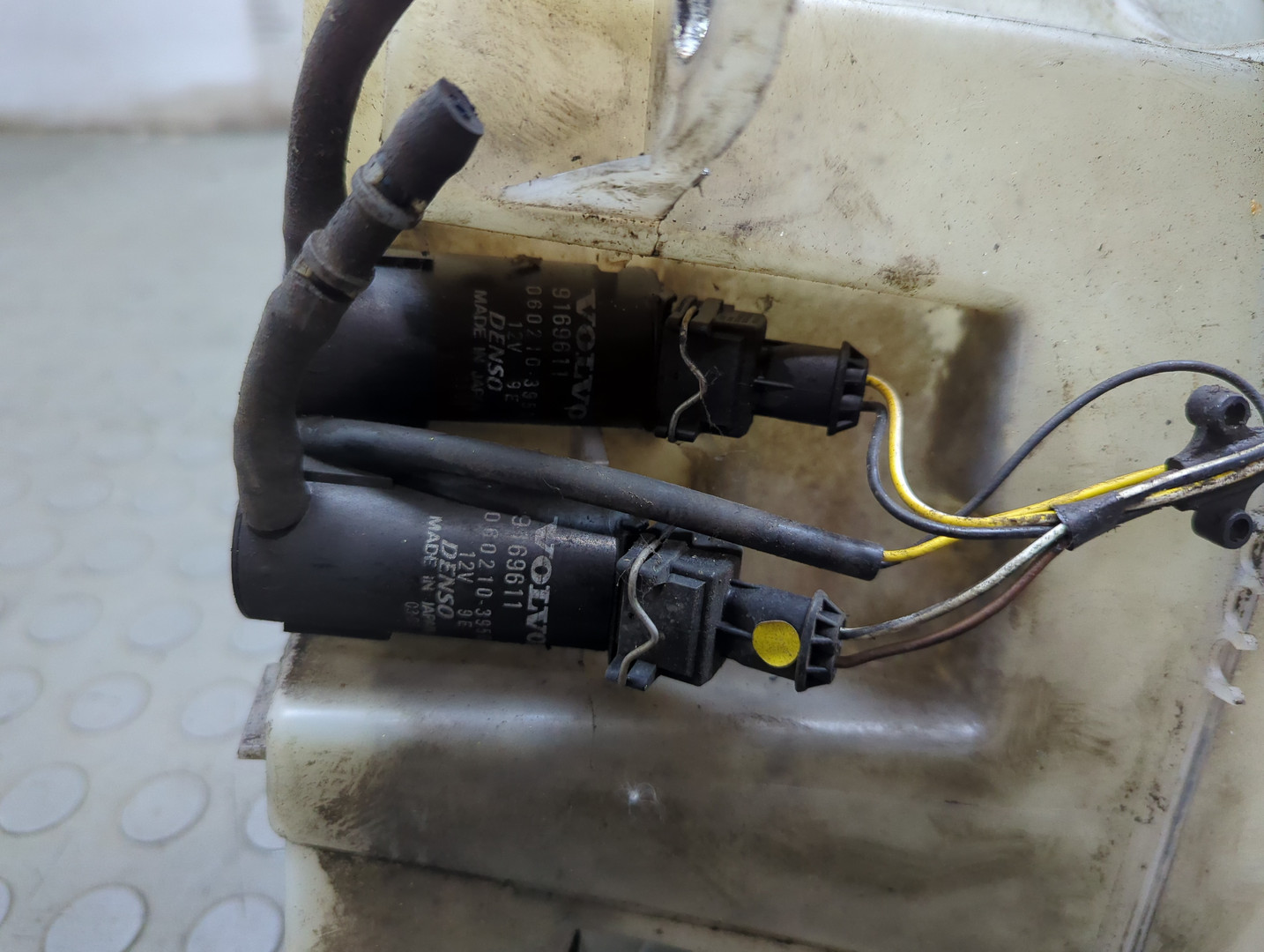 Бачок омывателя лобового стекла