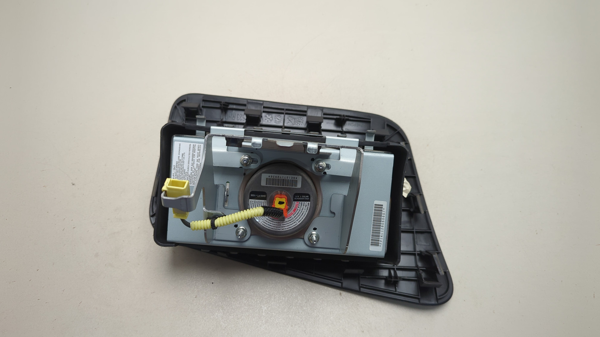 Подушка безопасности пассажирская (в торпедо)