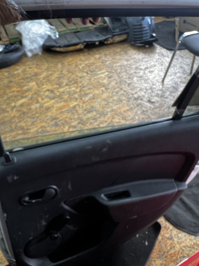 Дверь задняя правая