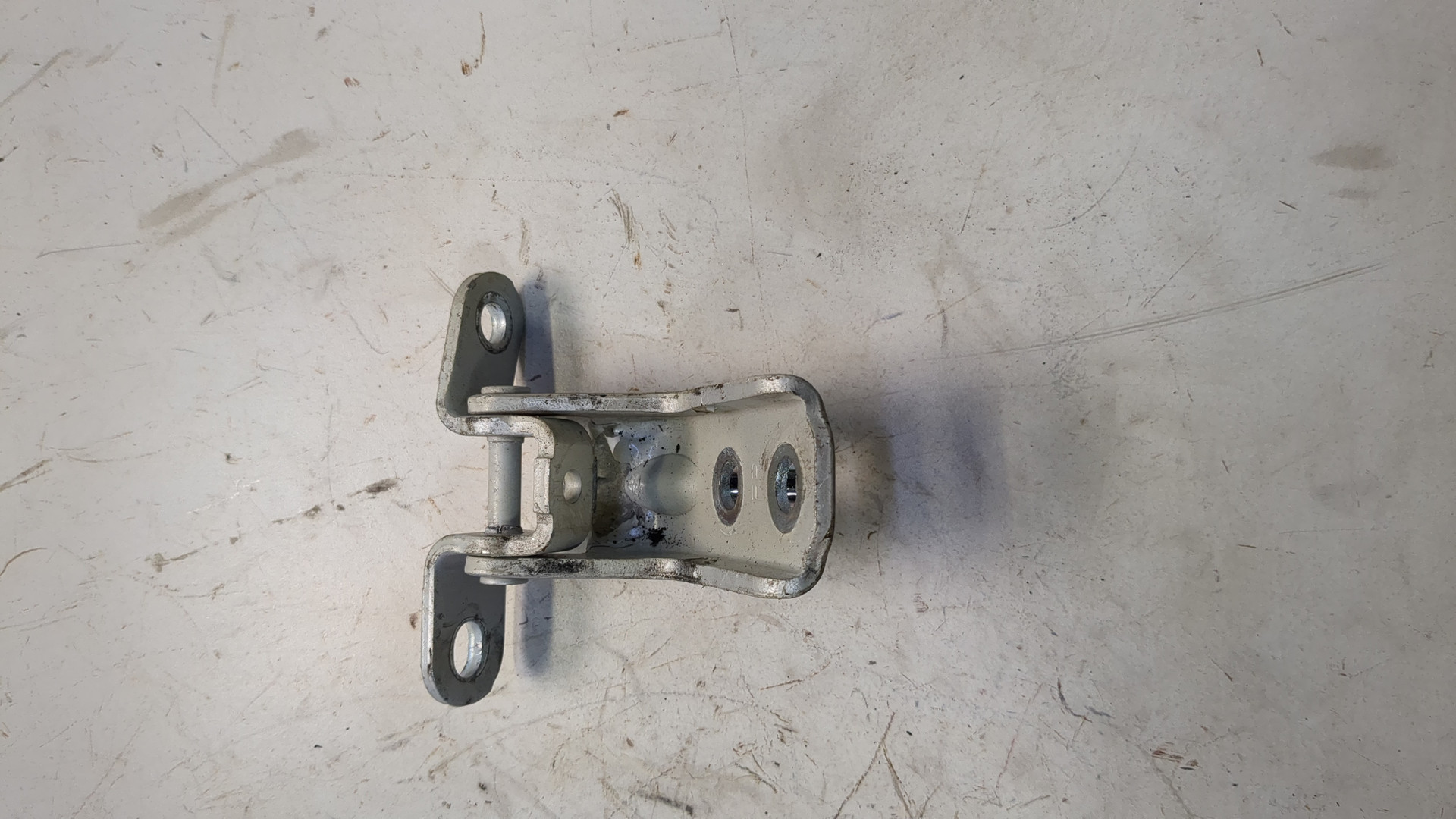 Петля двери