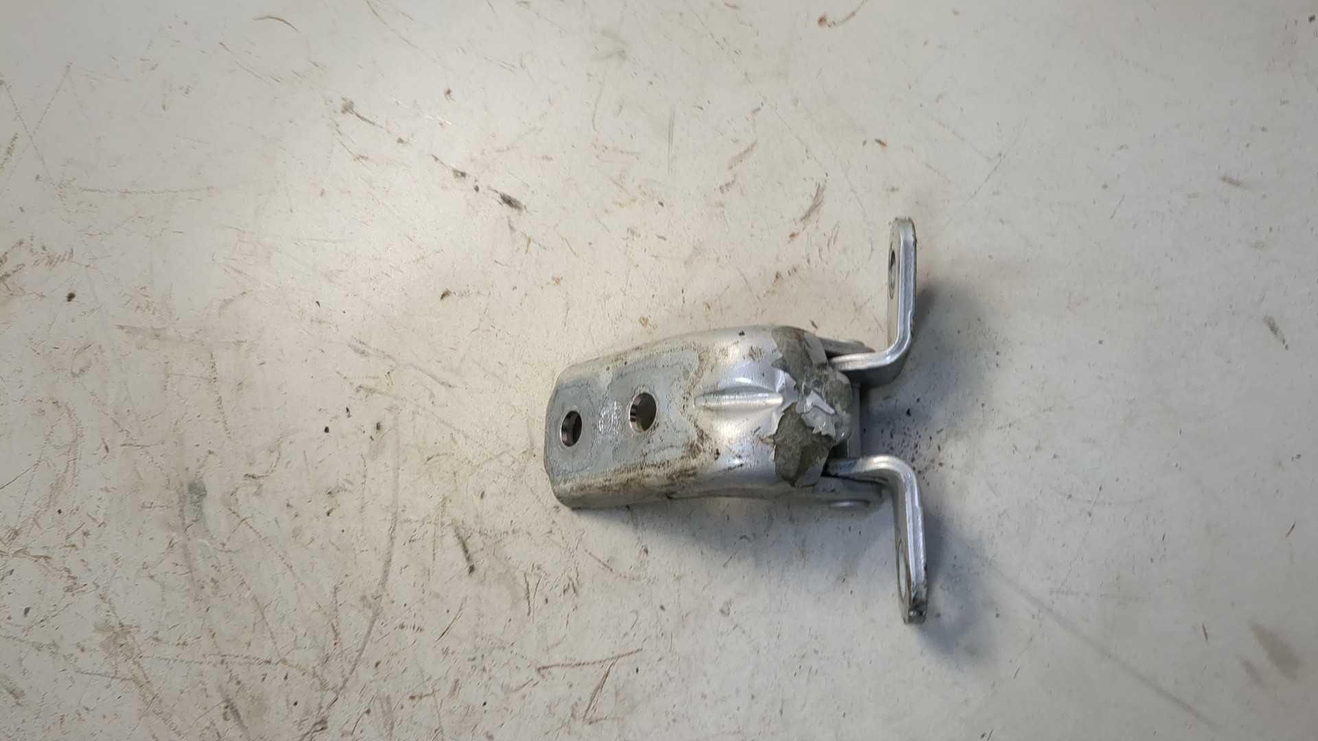 Петля двери