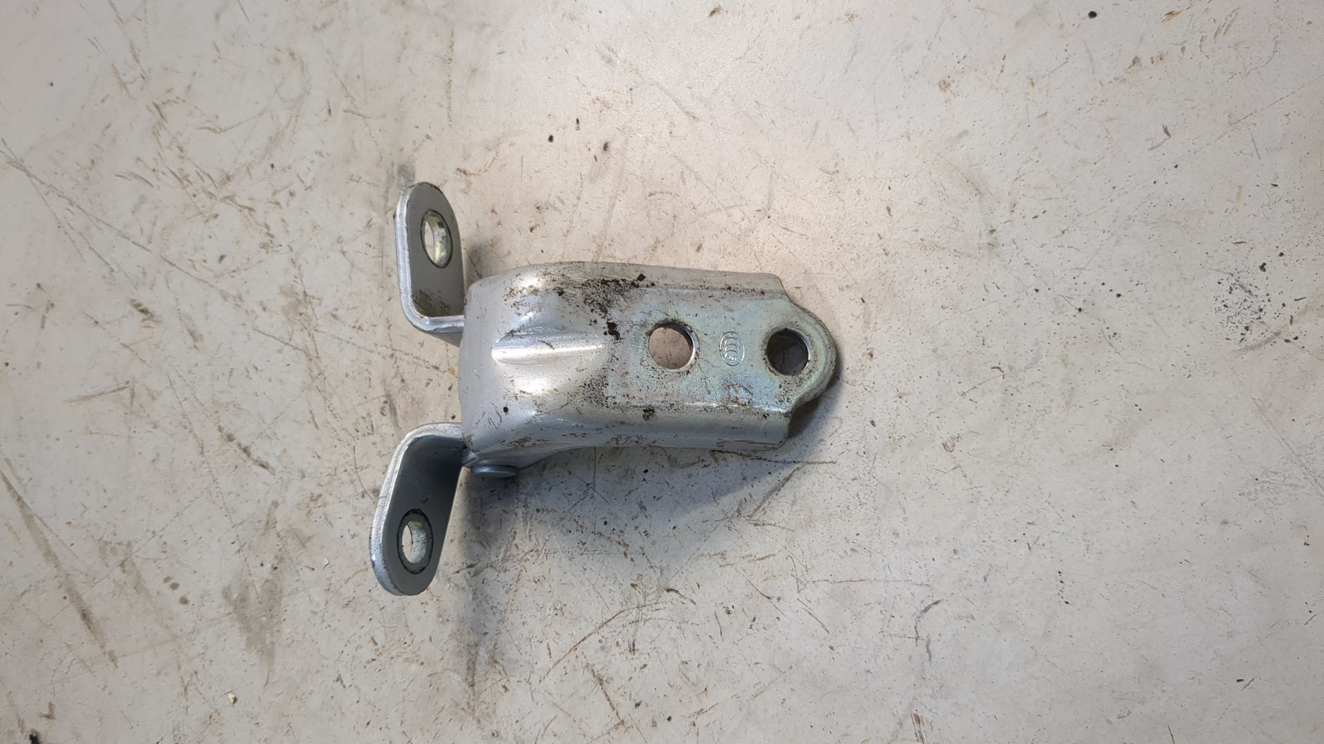 Петля двери