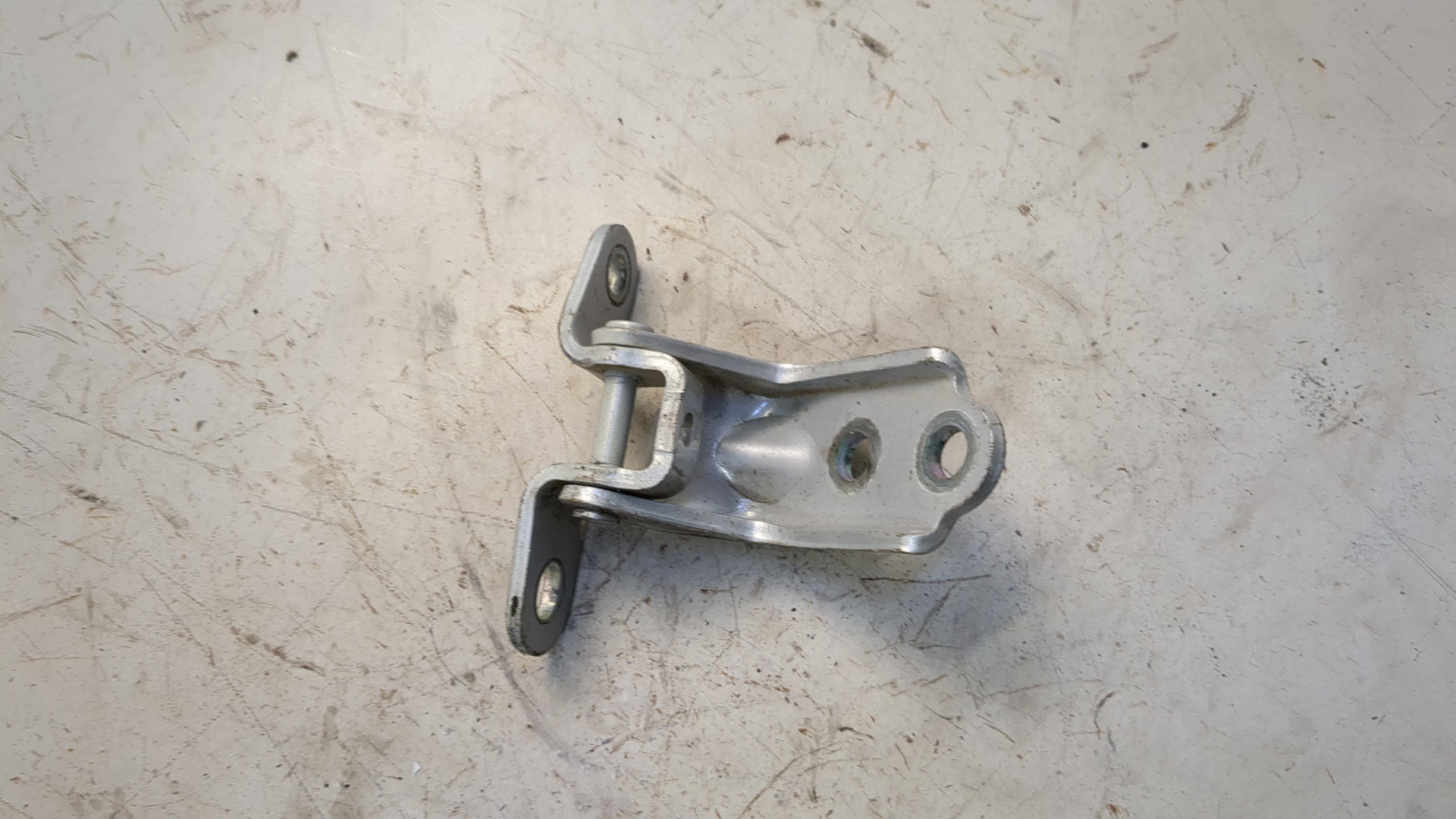 Петля двери