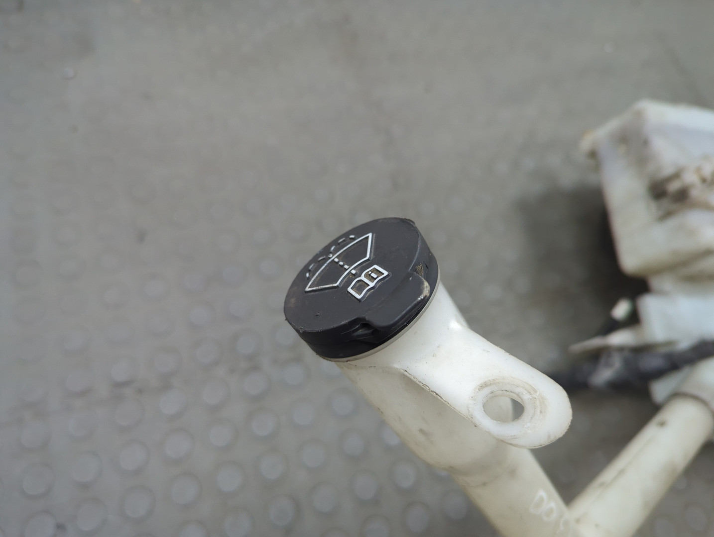 Бачок омывателя лобового стекла