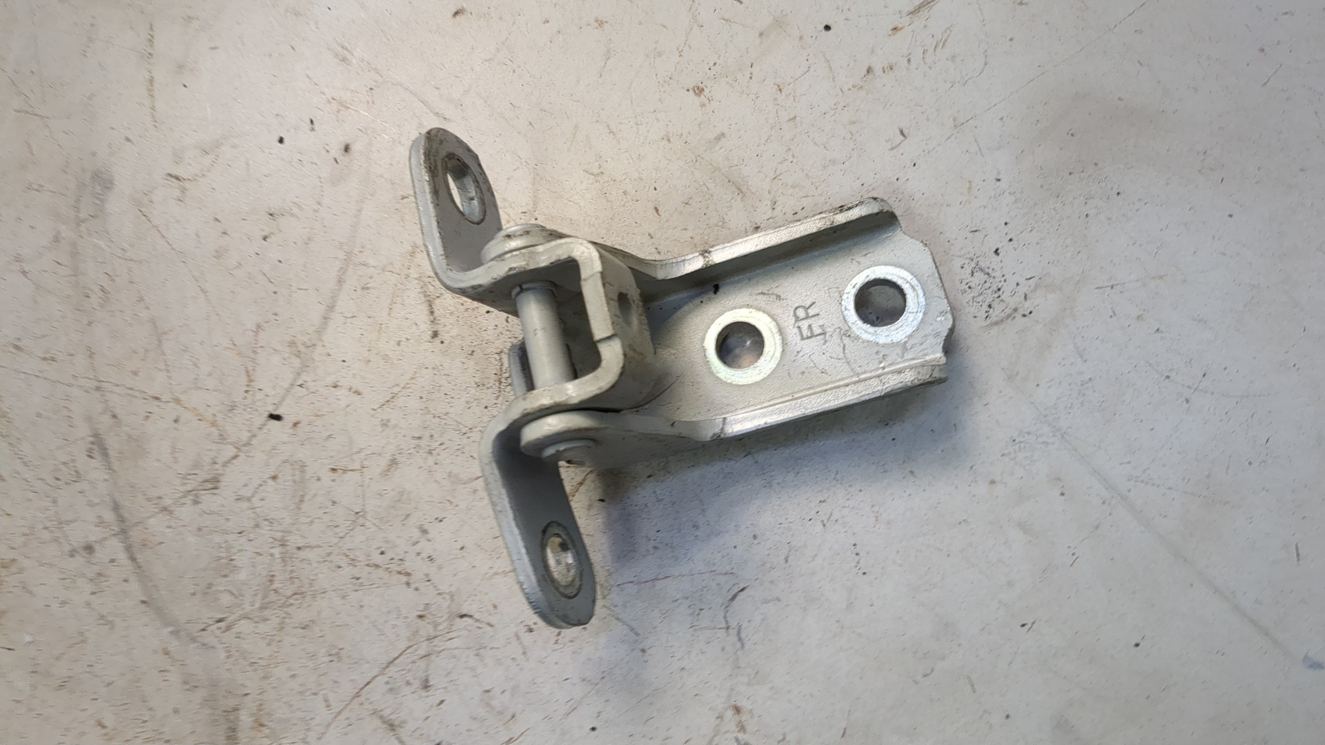 Петля двери