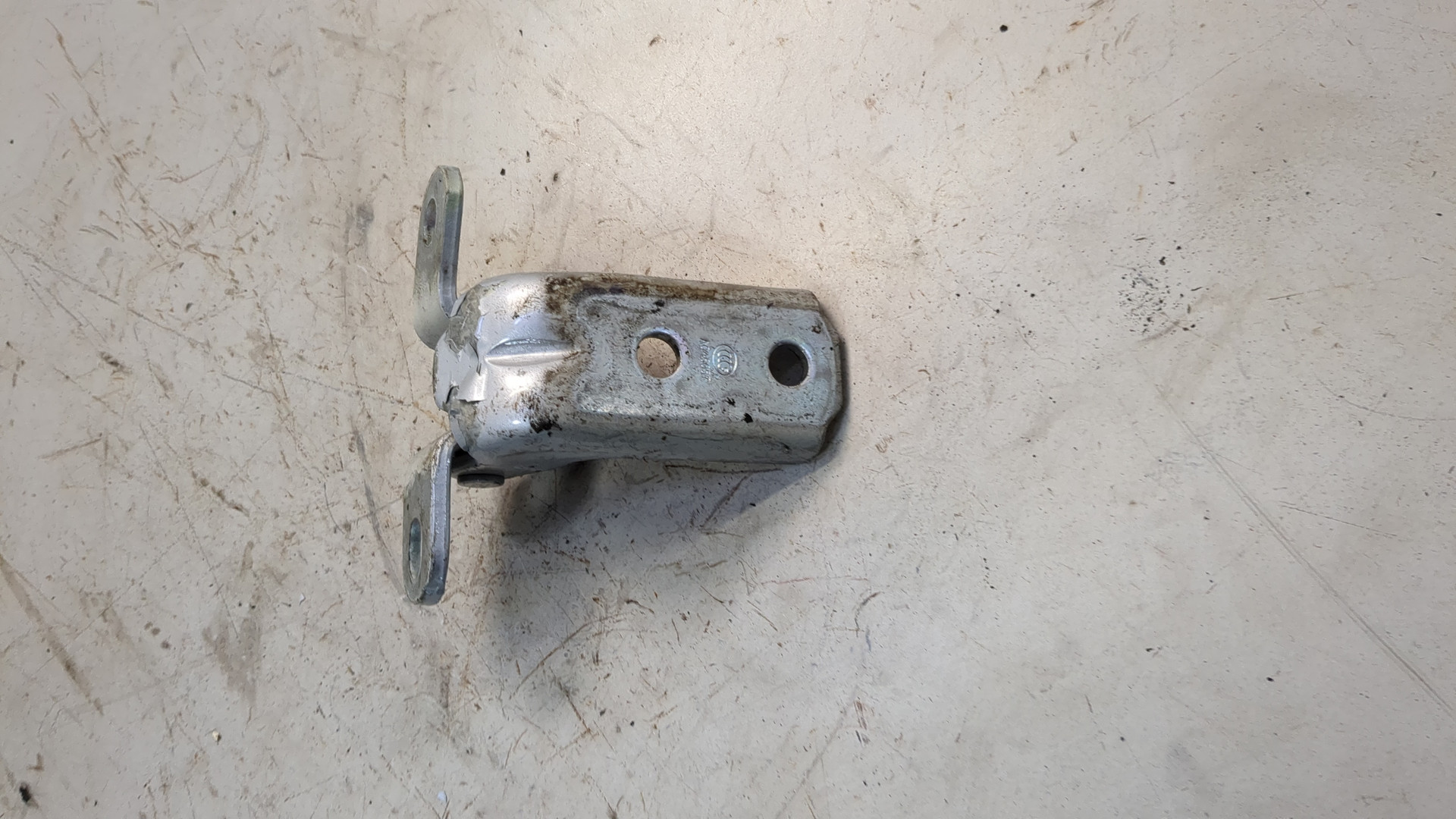 Петля двери