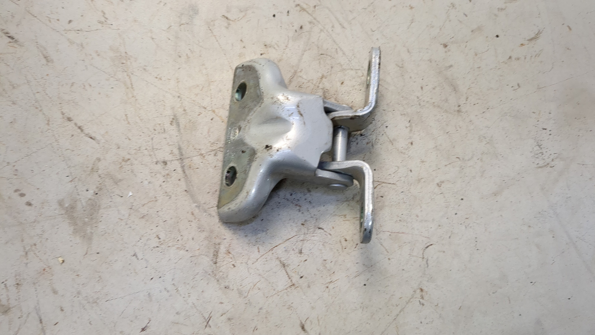 Петля двери