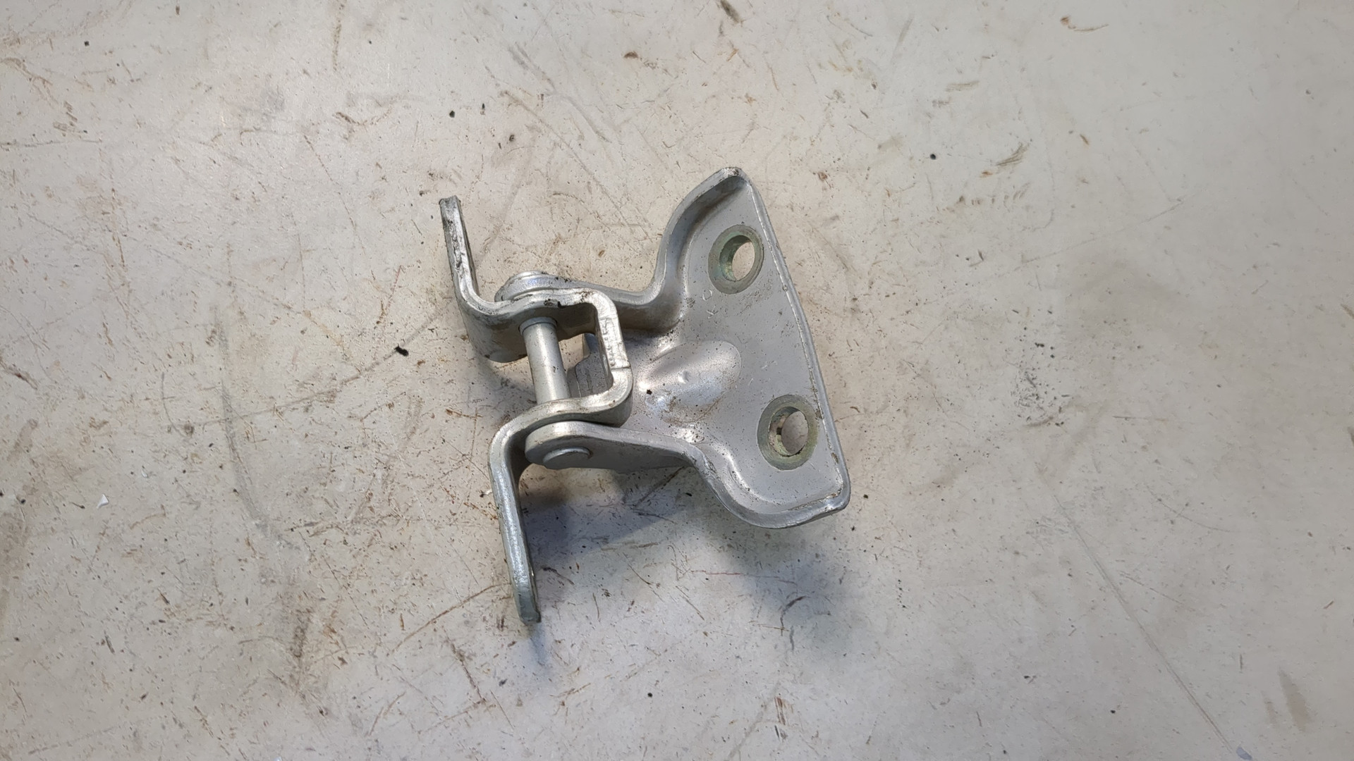 Петля двери