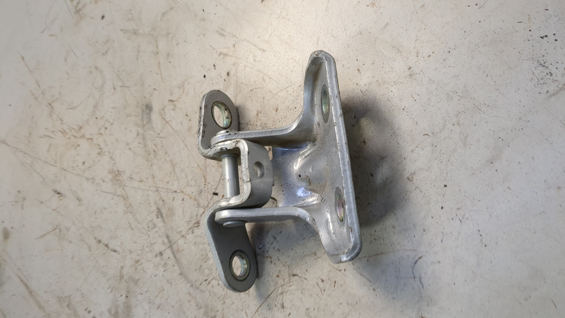 Петля двери