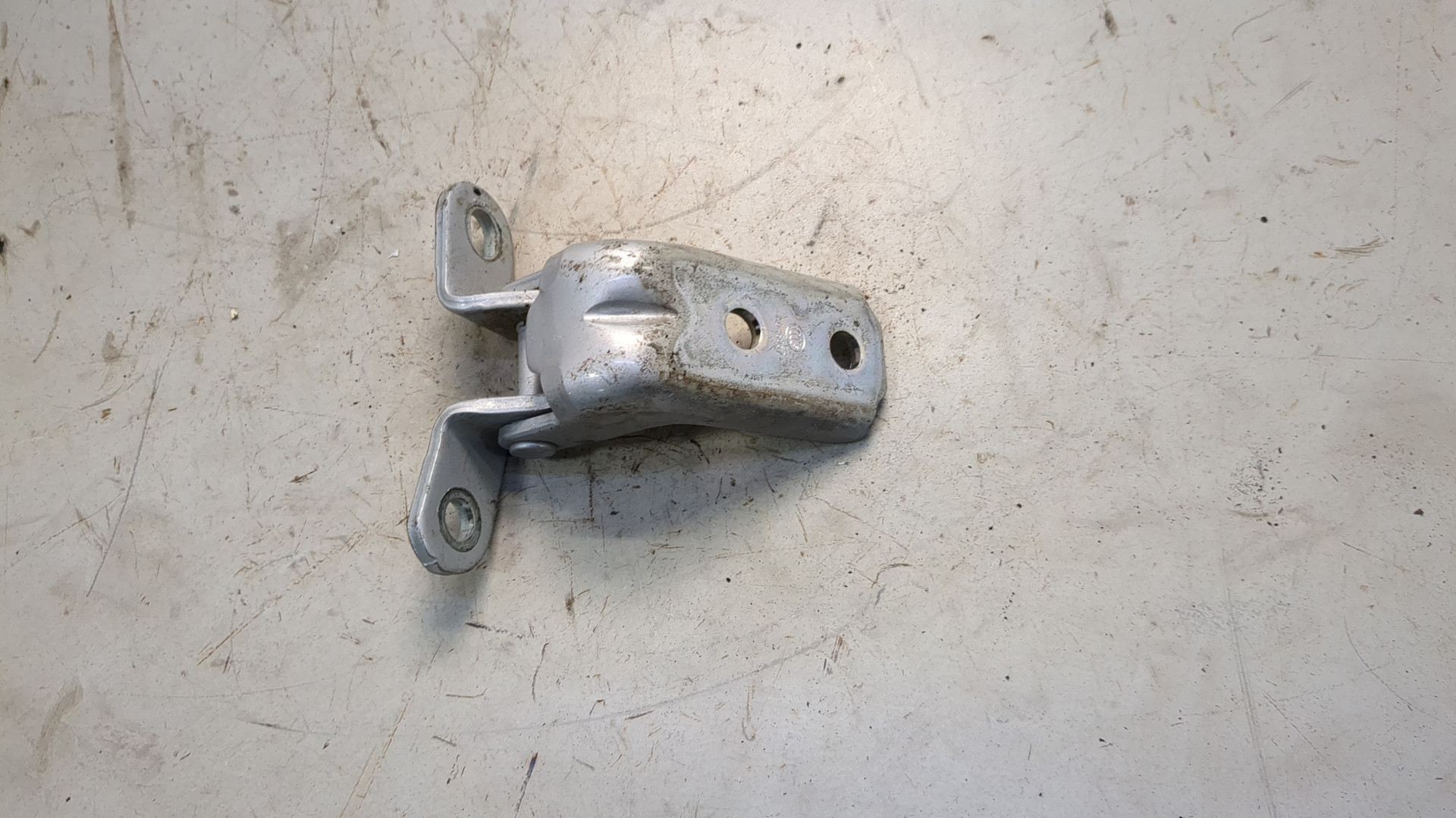 Петля двери