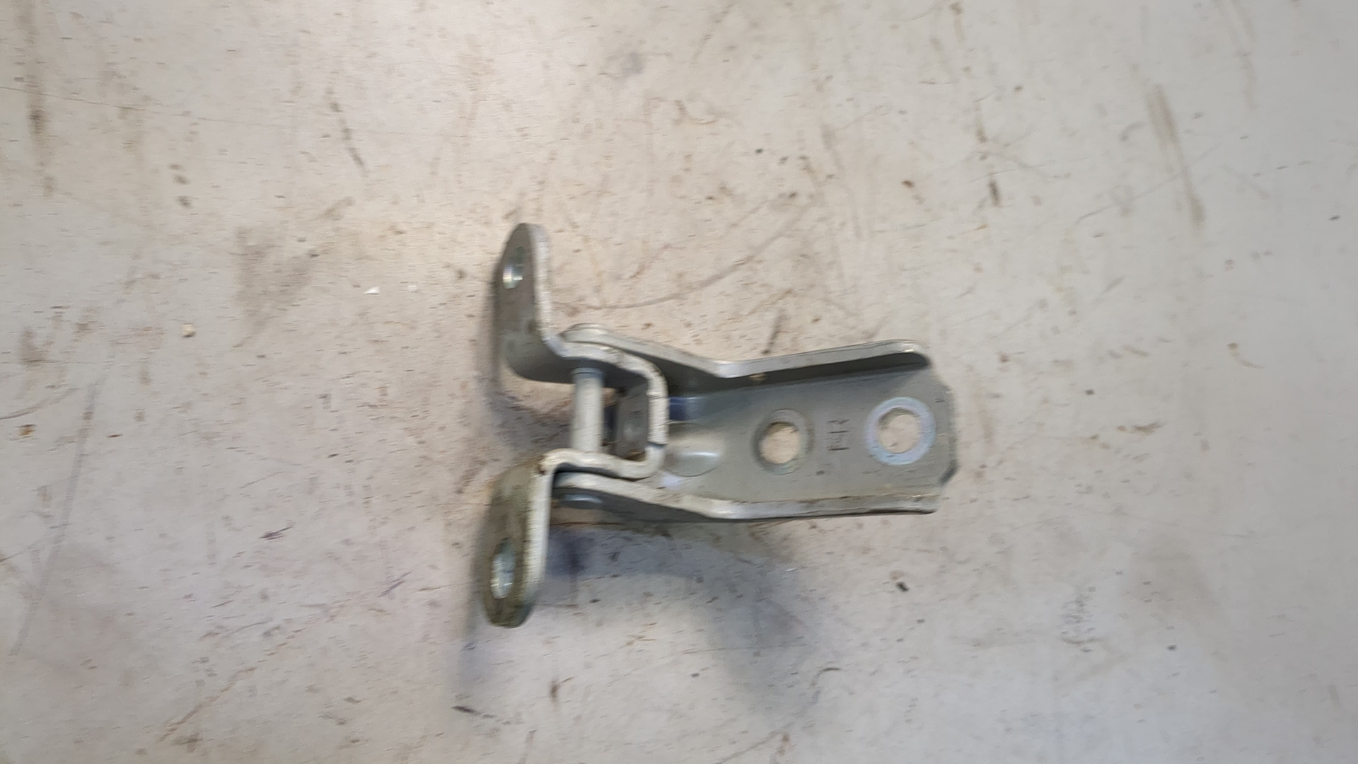 Петля двери