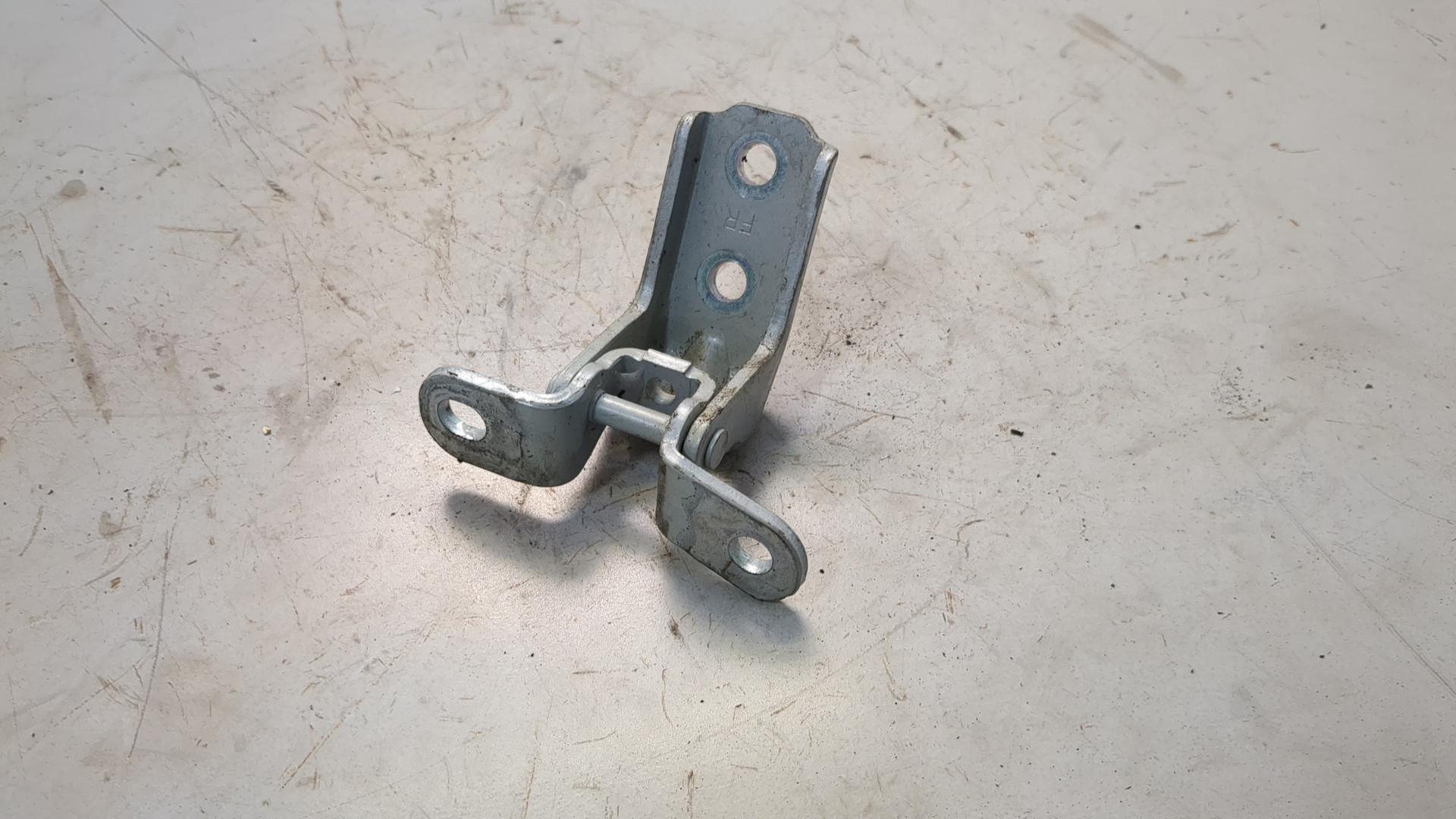 Петля двери