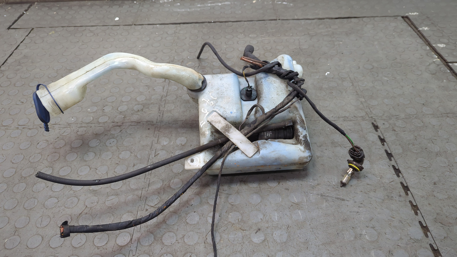 Бачок омывателя лобового стекла