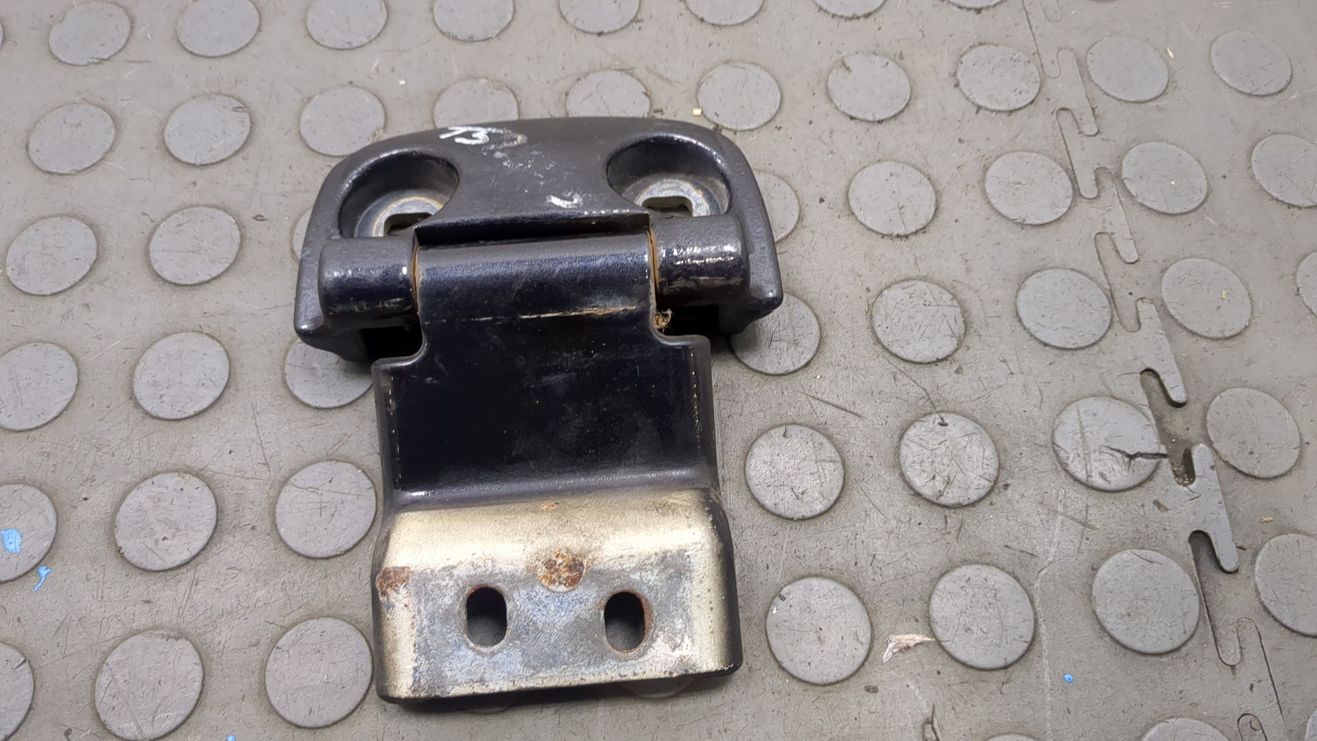 Петля двери