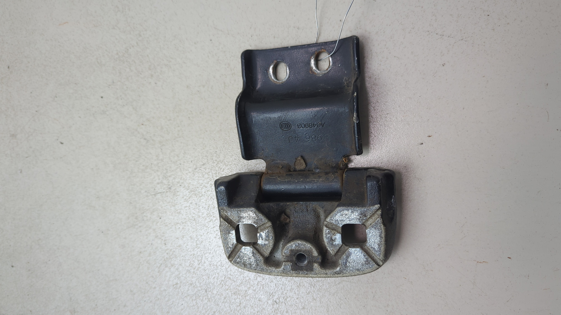 Петля двери