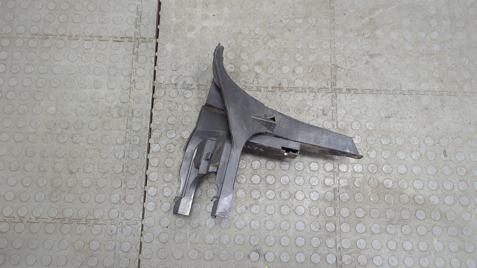 Кронштейн фар левый