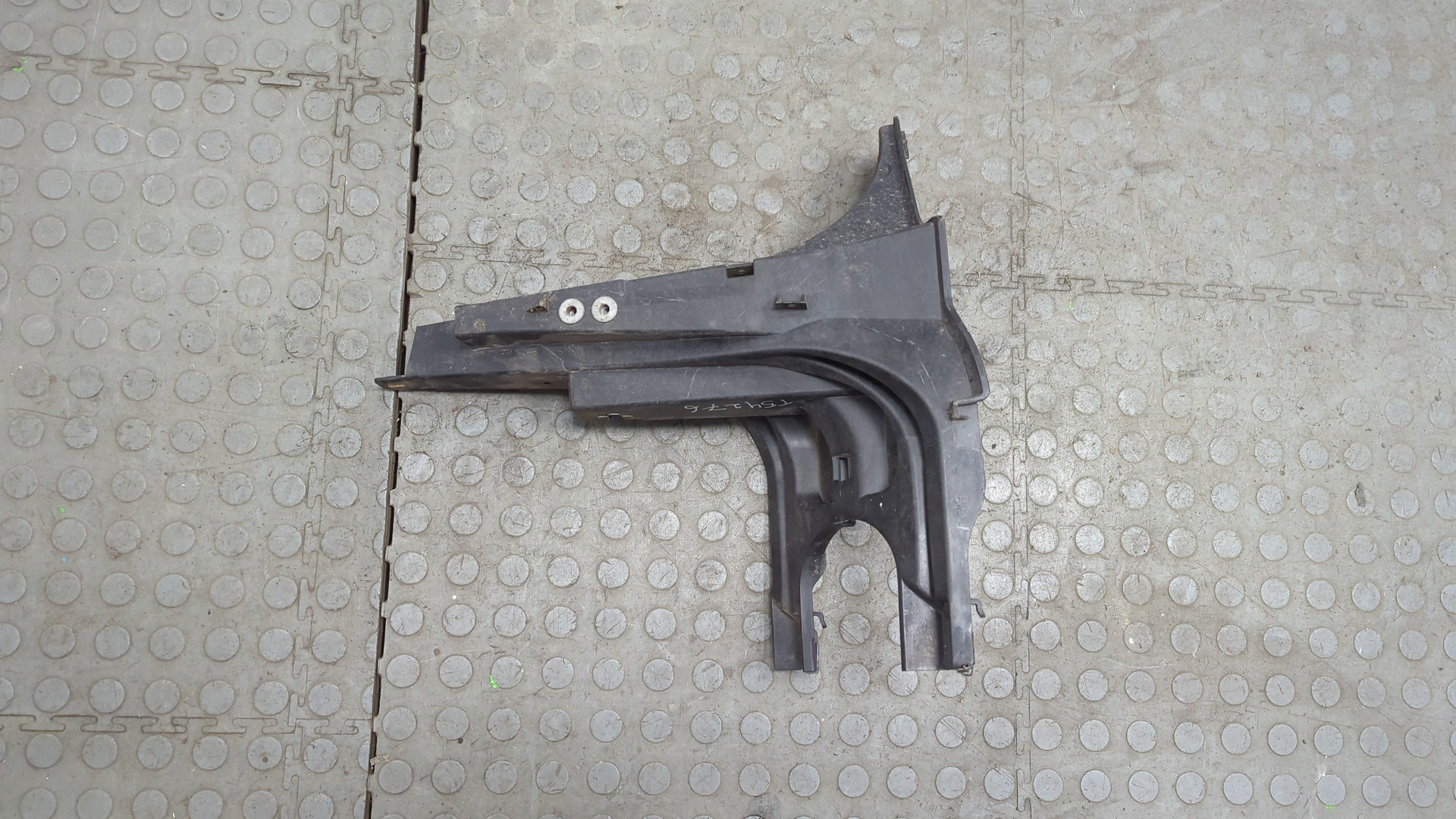 Кронштейн фар левый