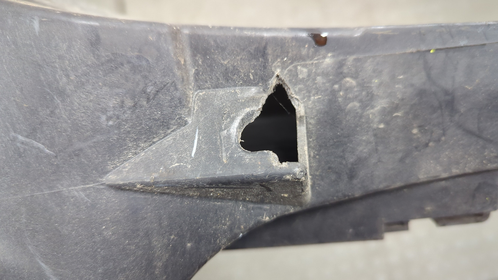 Кронштейн фар левый