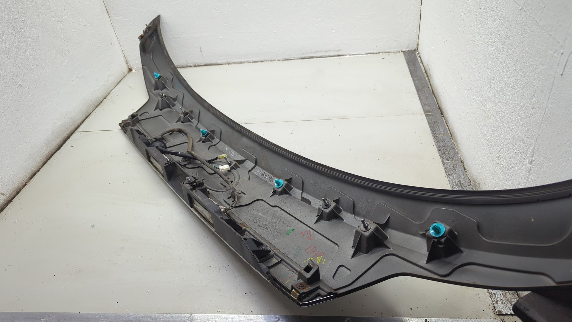 Накладка крышки багажника