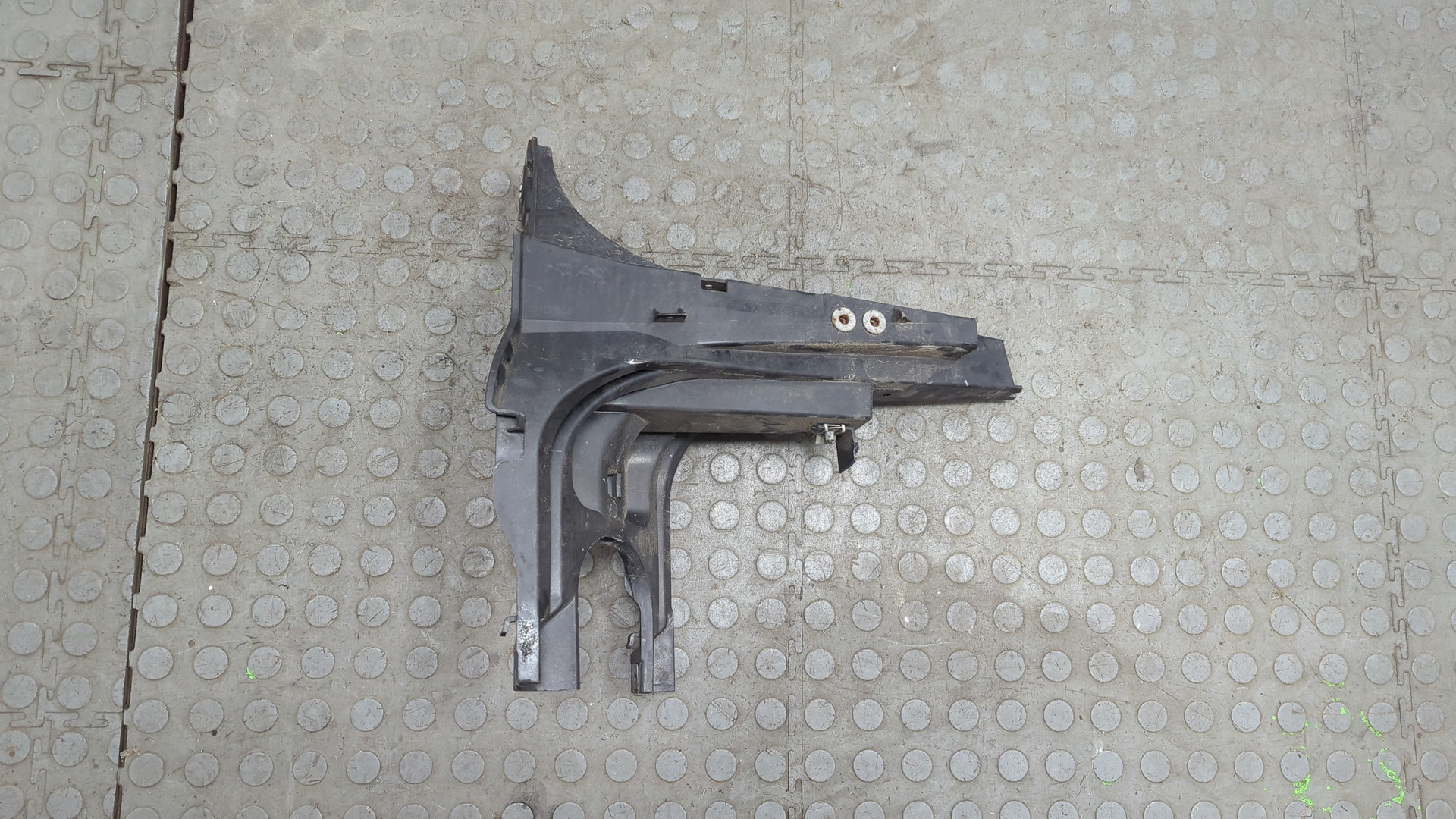 Кронштейн фар правый