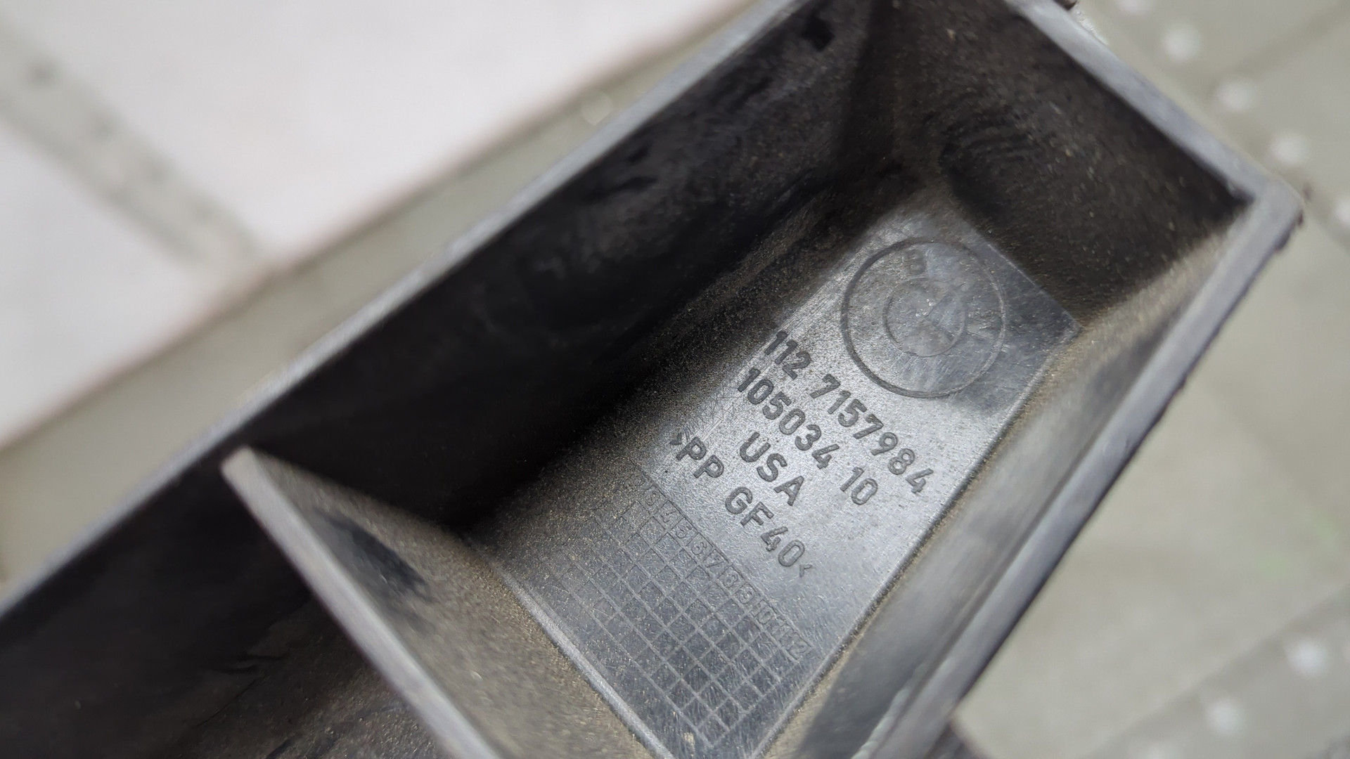 Кронштейн фар правый