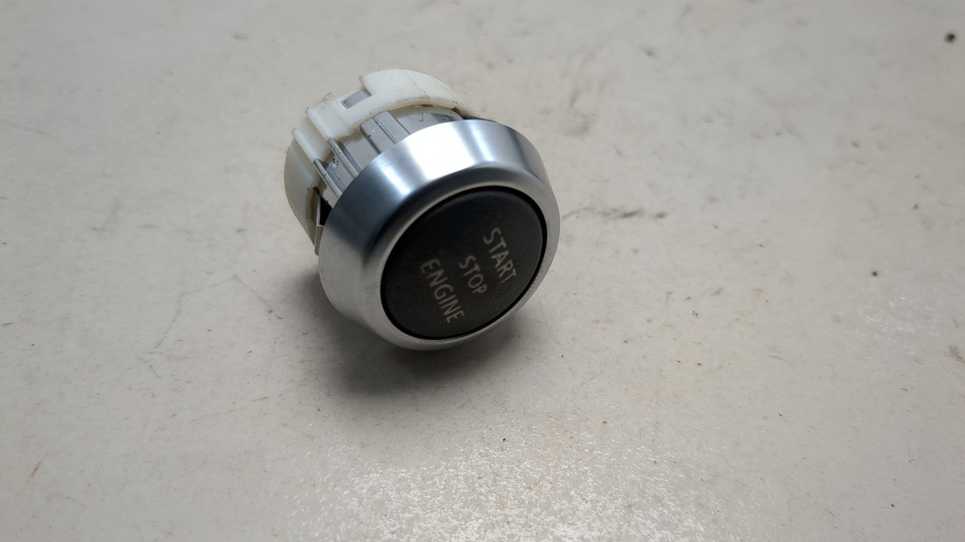 Кнопка запуска двигателя