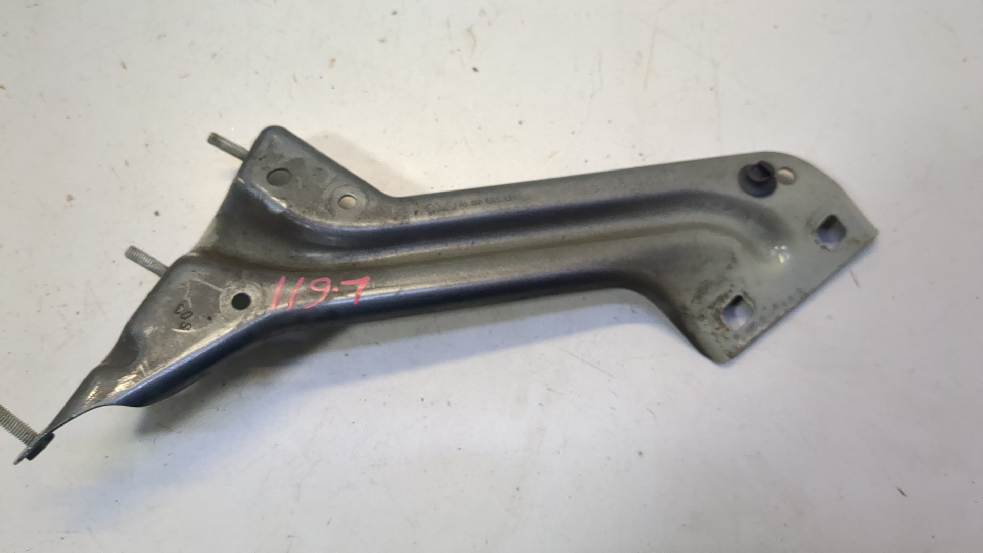 Кронштейн крепления крыла