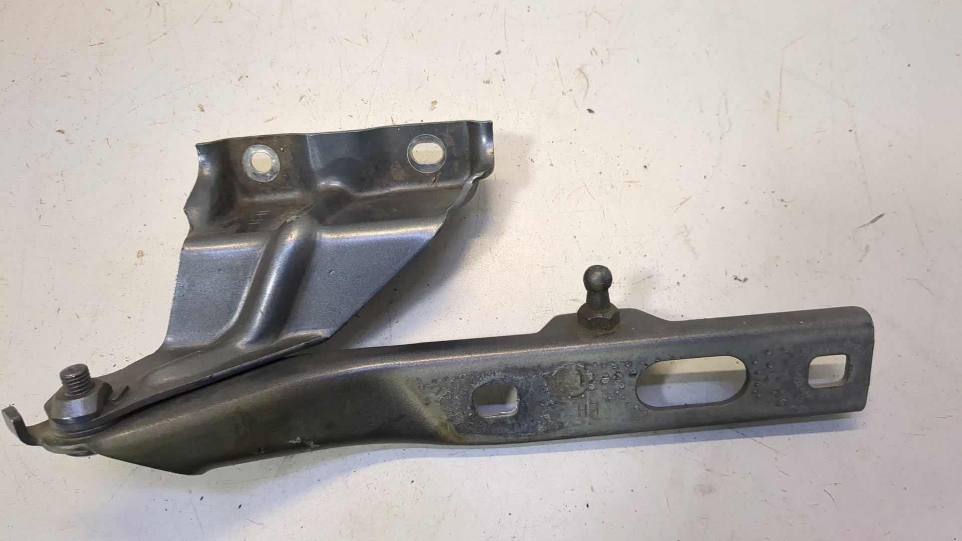 Петля капота левая