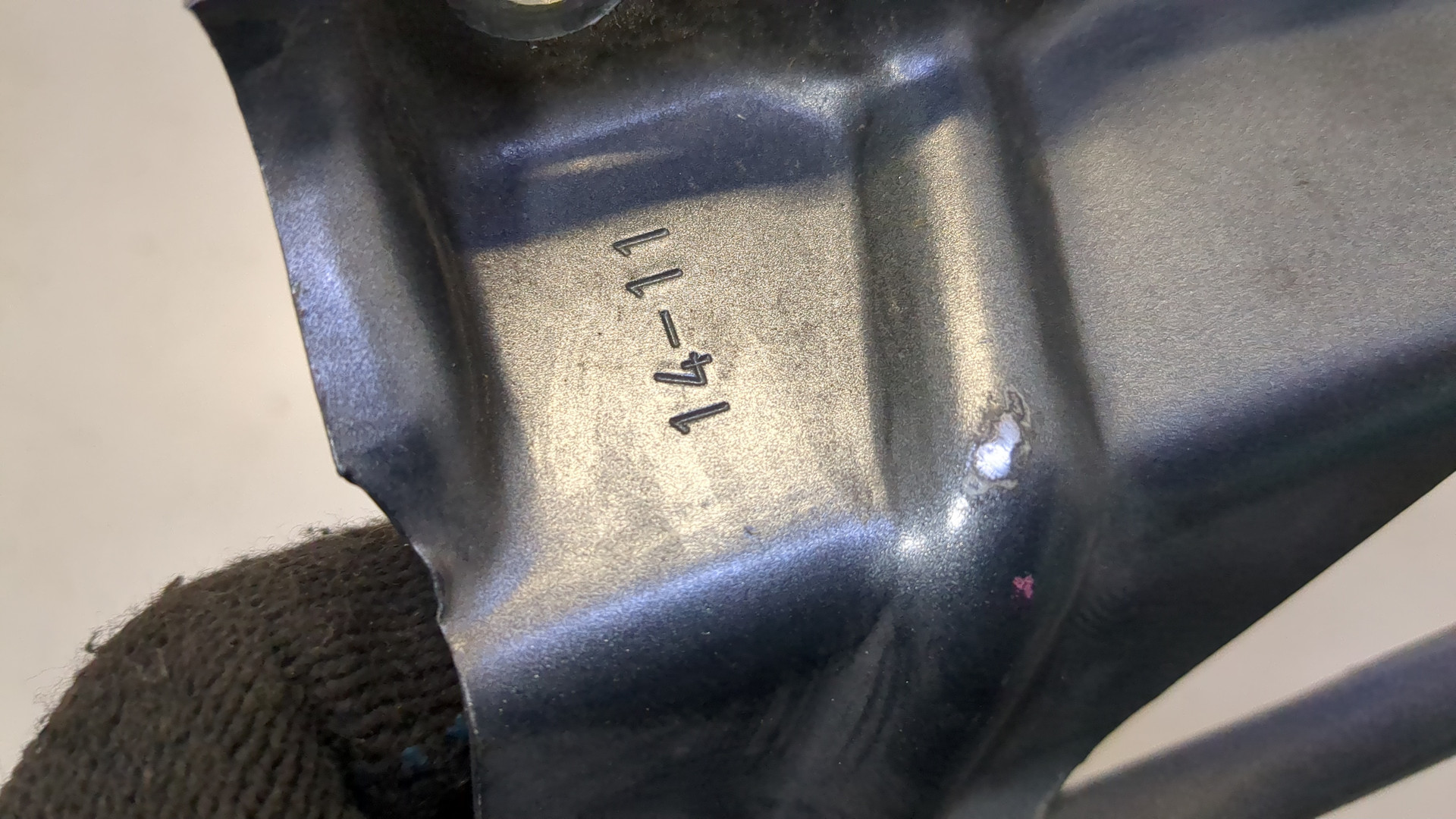 Петля капота левая