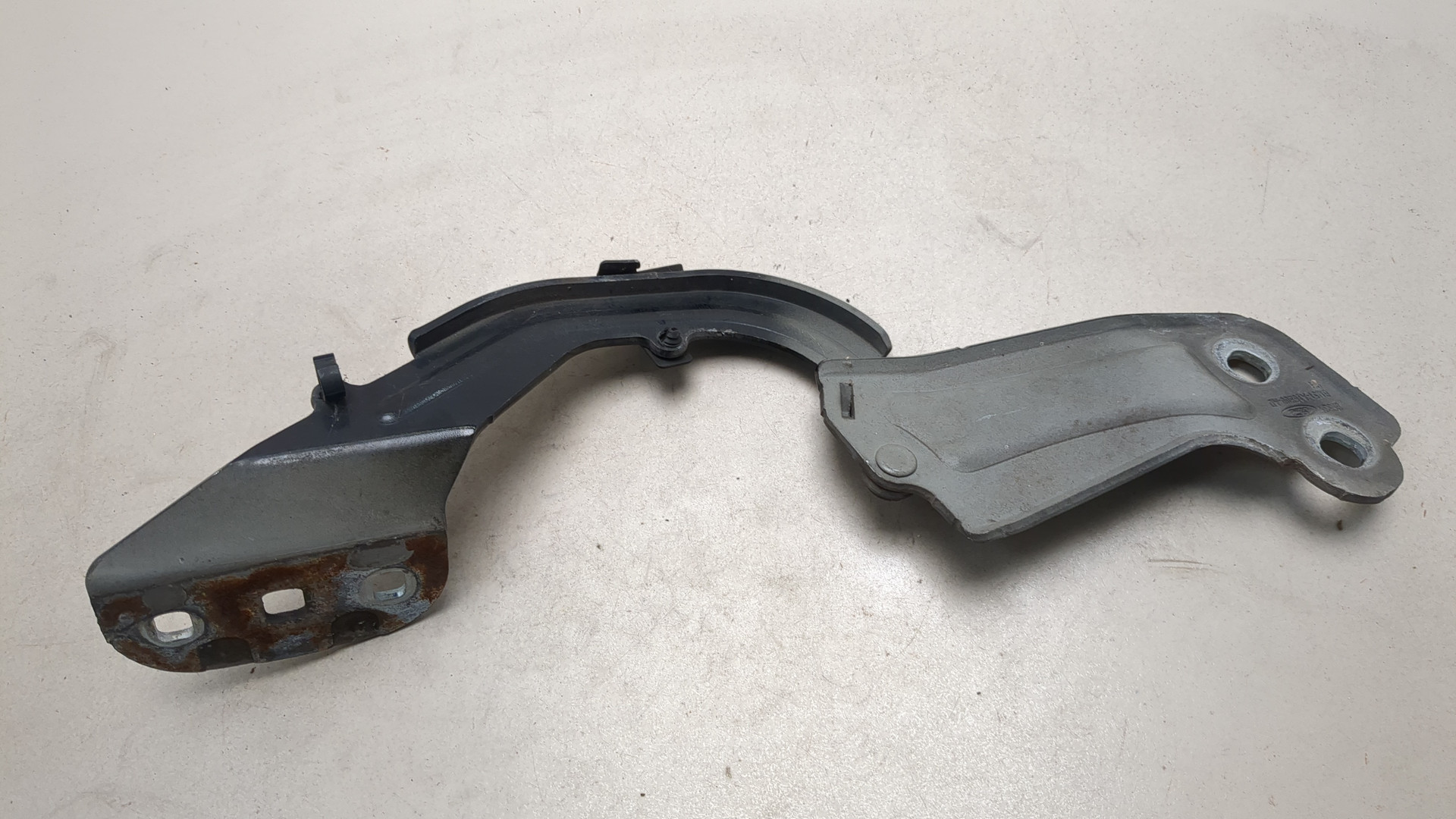 Петля капота правая