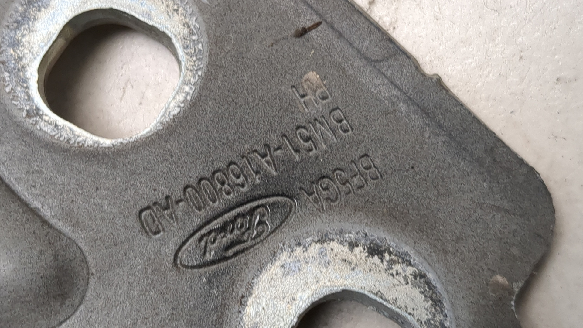 Петля капота правая