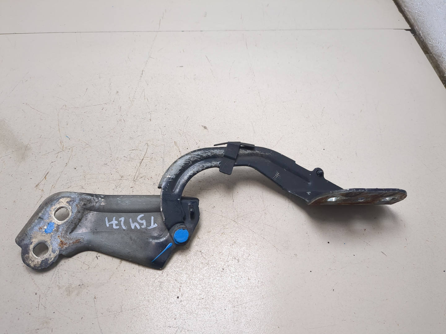 Петля капота правая