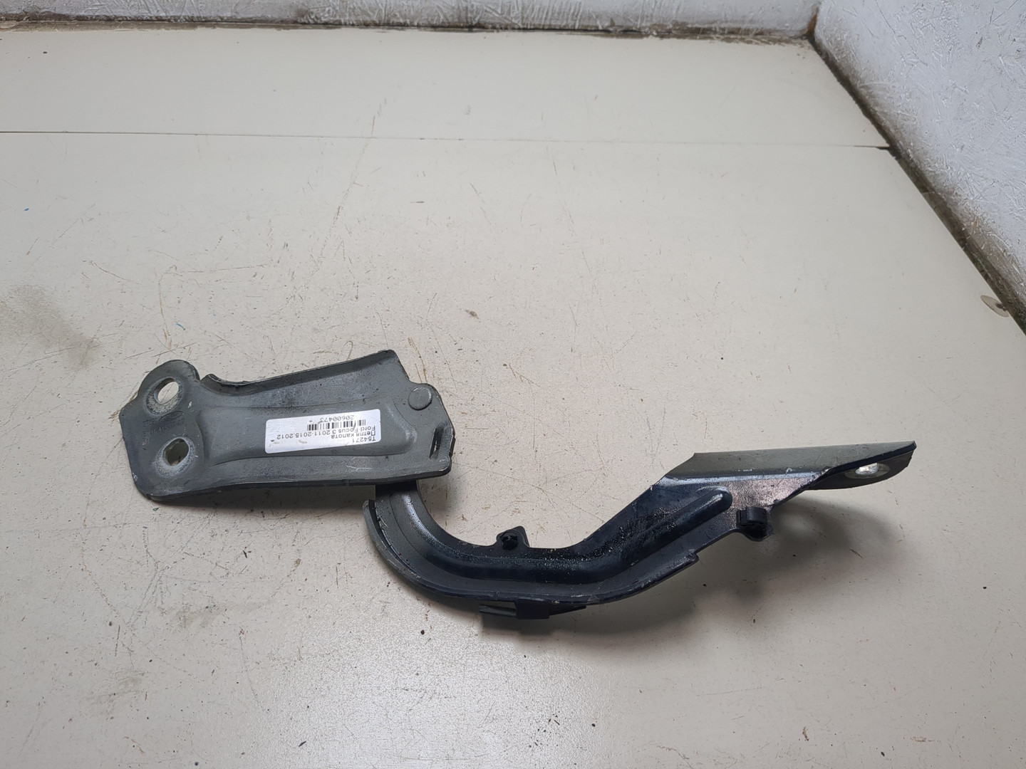 Петля капота правая