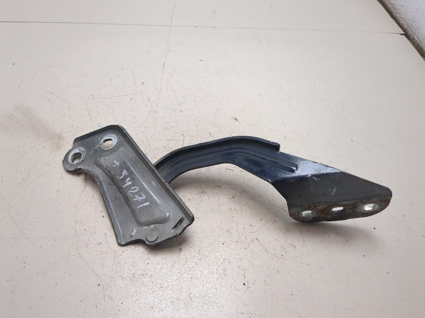 Петля капота левая