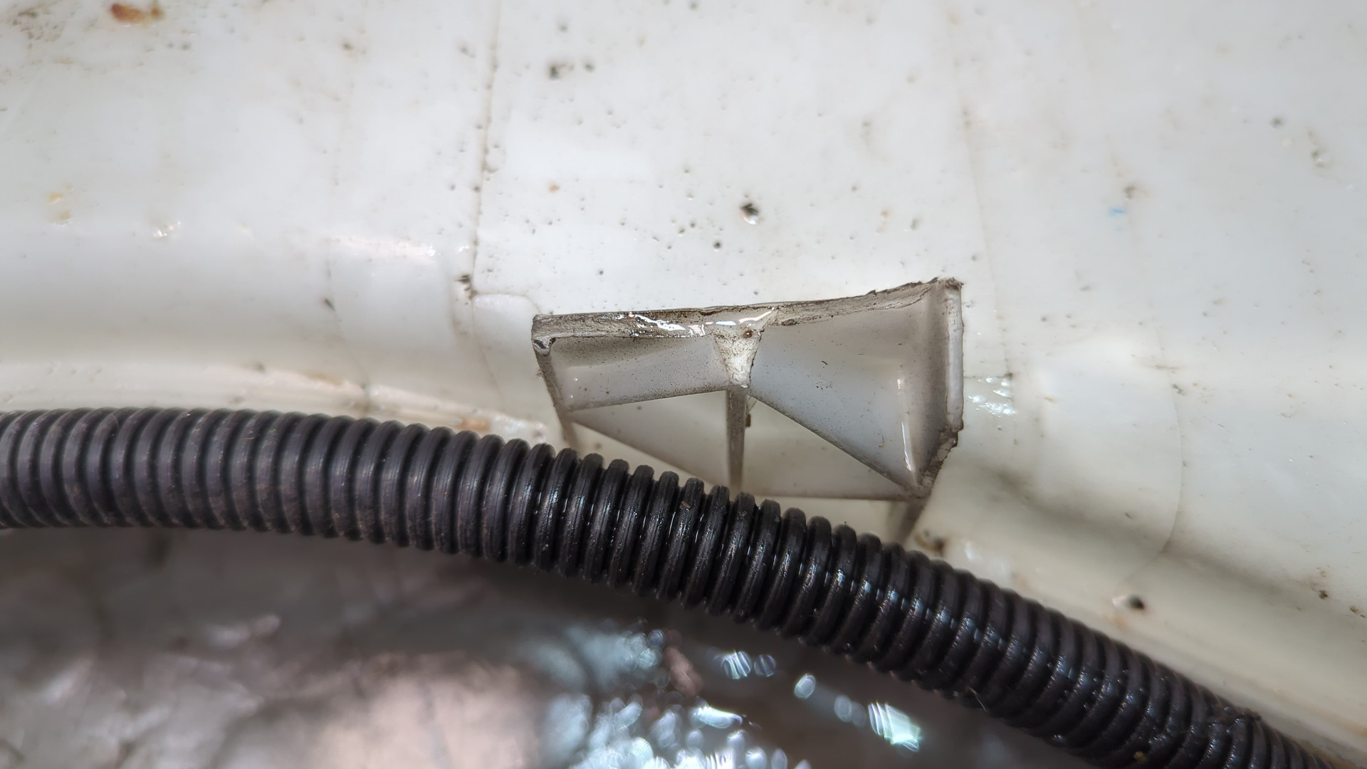 Бачок омывателя лобового стекла