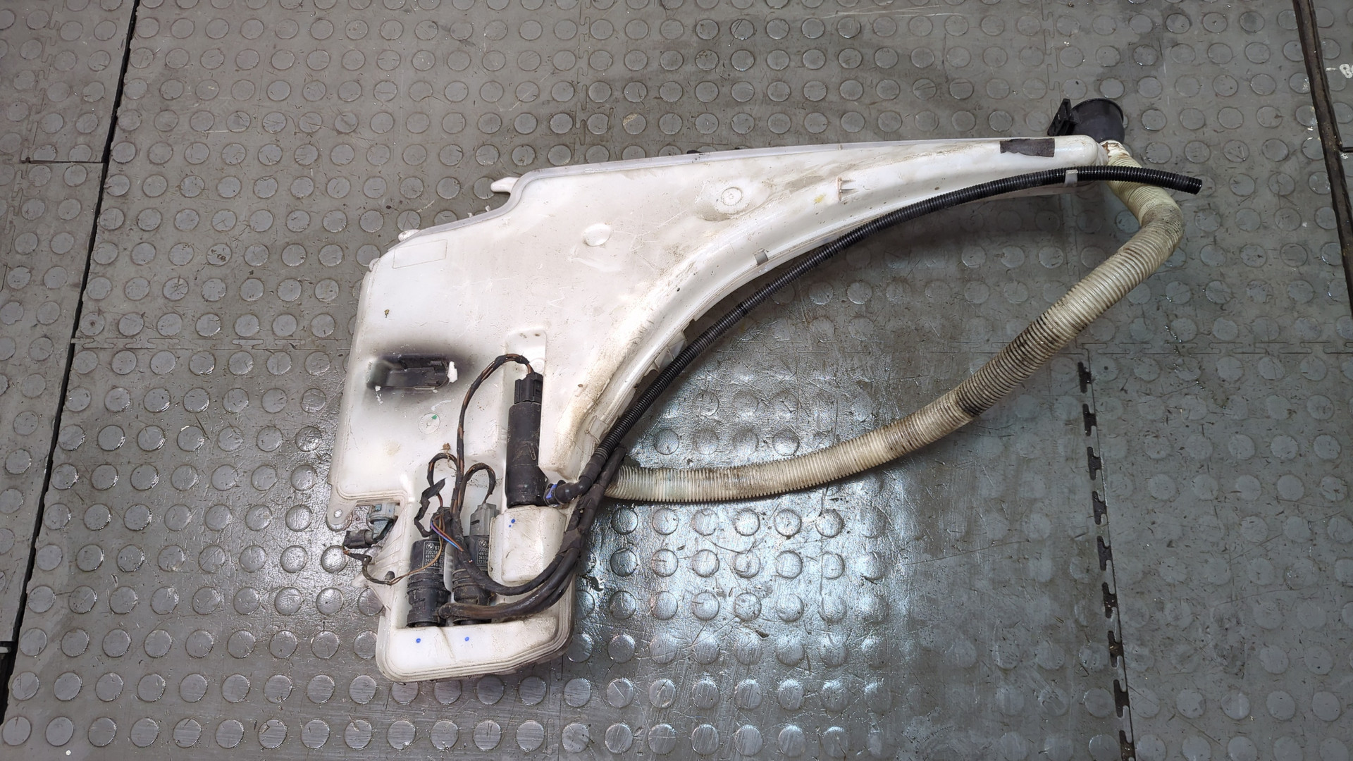 Бачок омывателя лобового стекла