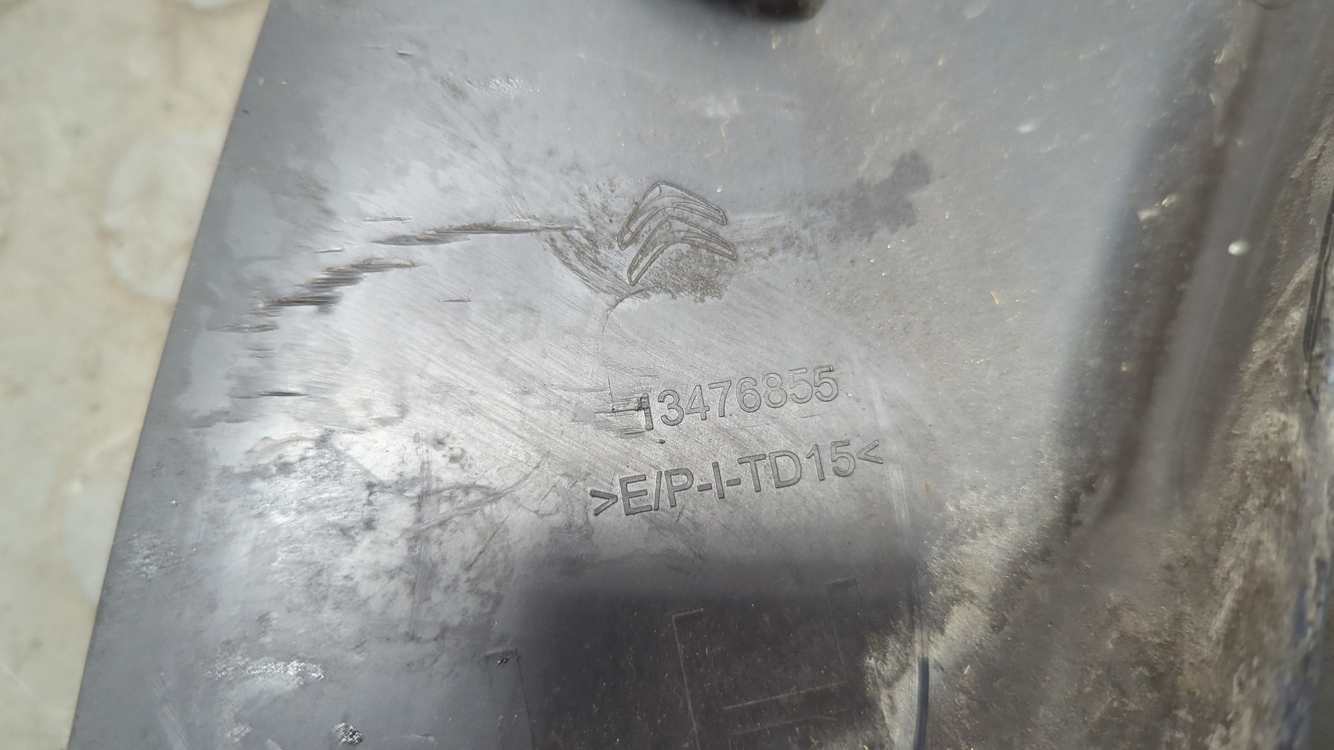 Накладка заднего крыла левого