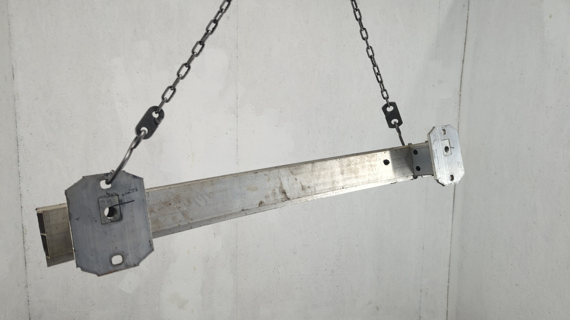 Усилитель заднего бампера