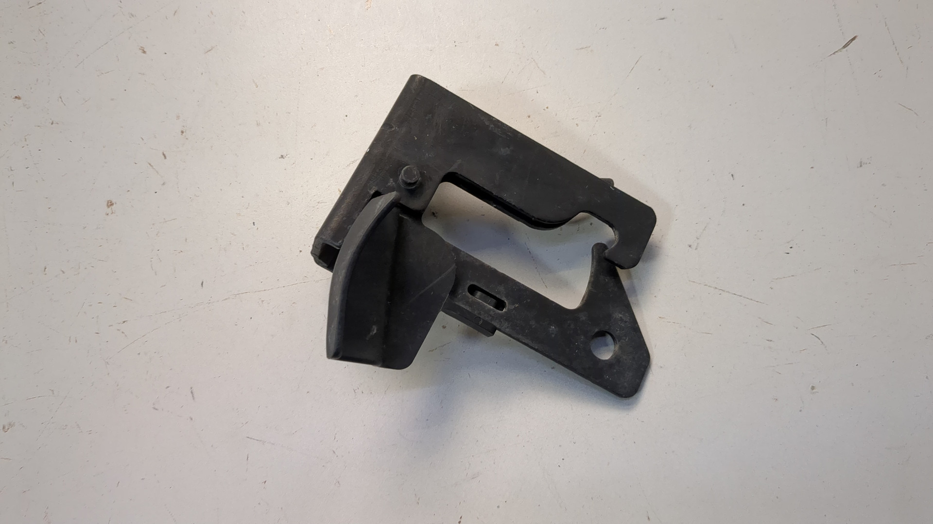 Замок капота