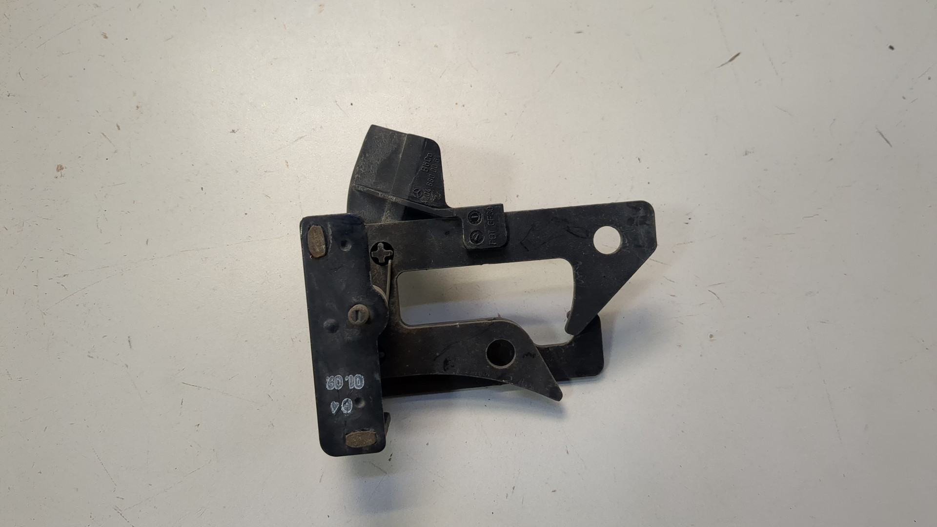 Замок капота