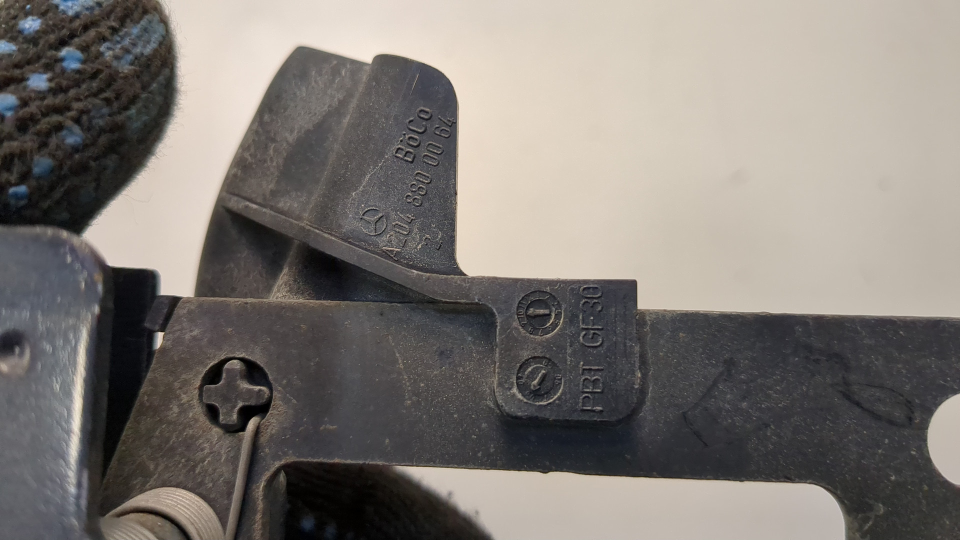 Замок капота