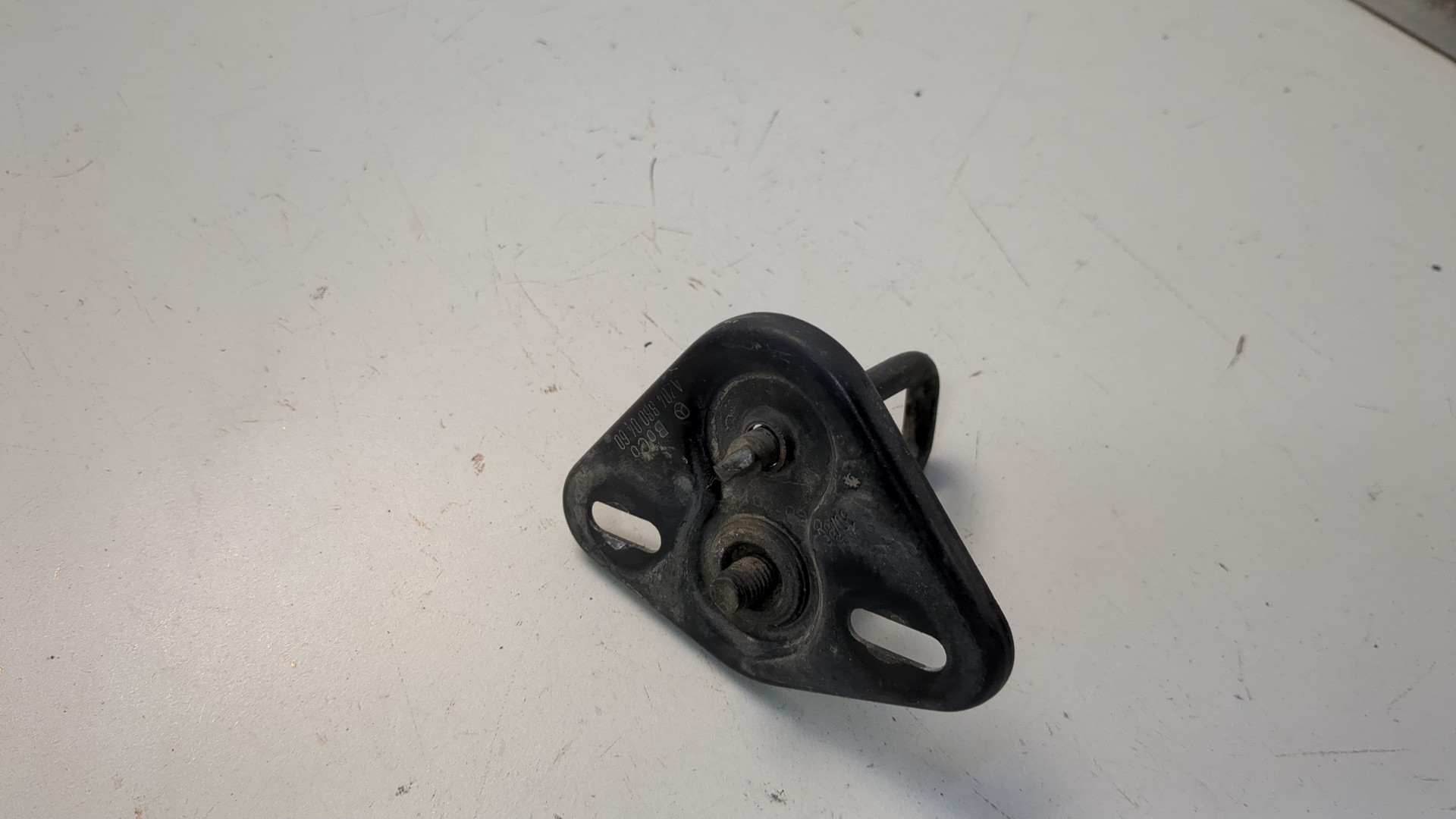 Петля капота