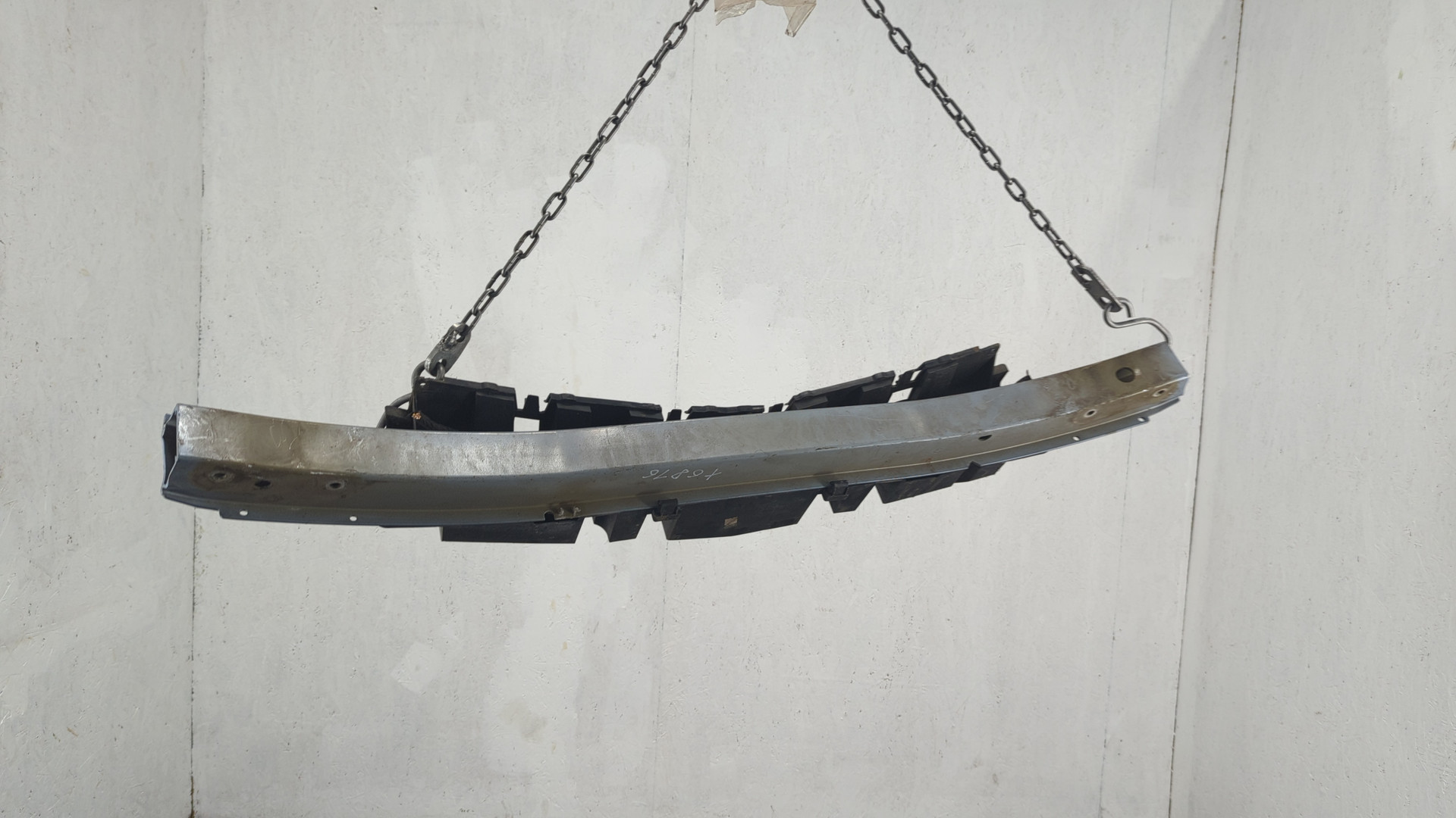 Усилитель переднего бампера