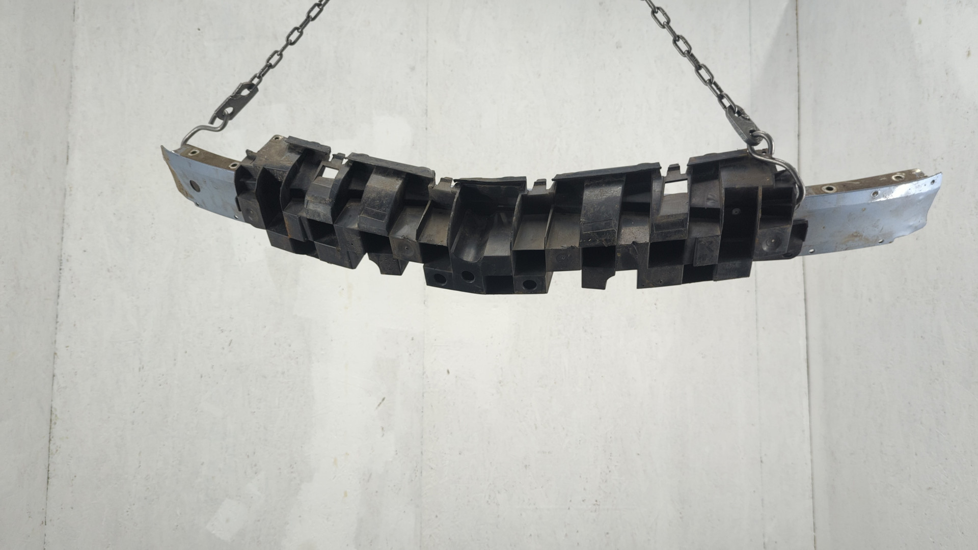 Усилитель переднего бампера