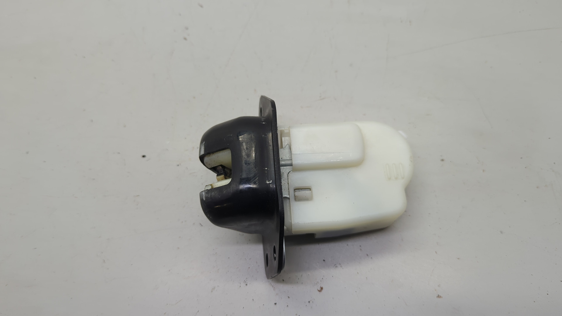 Замок багажника