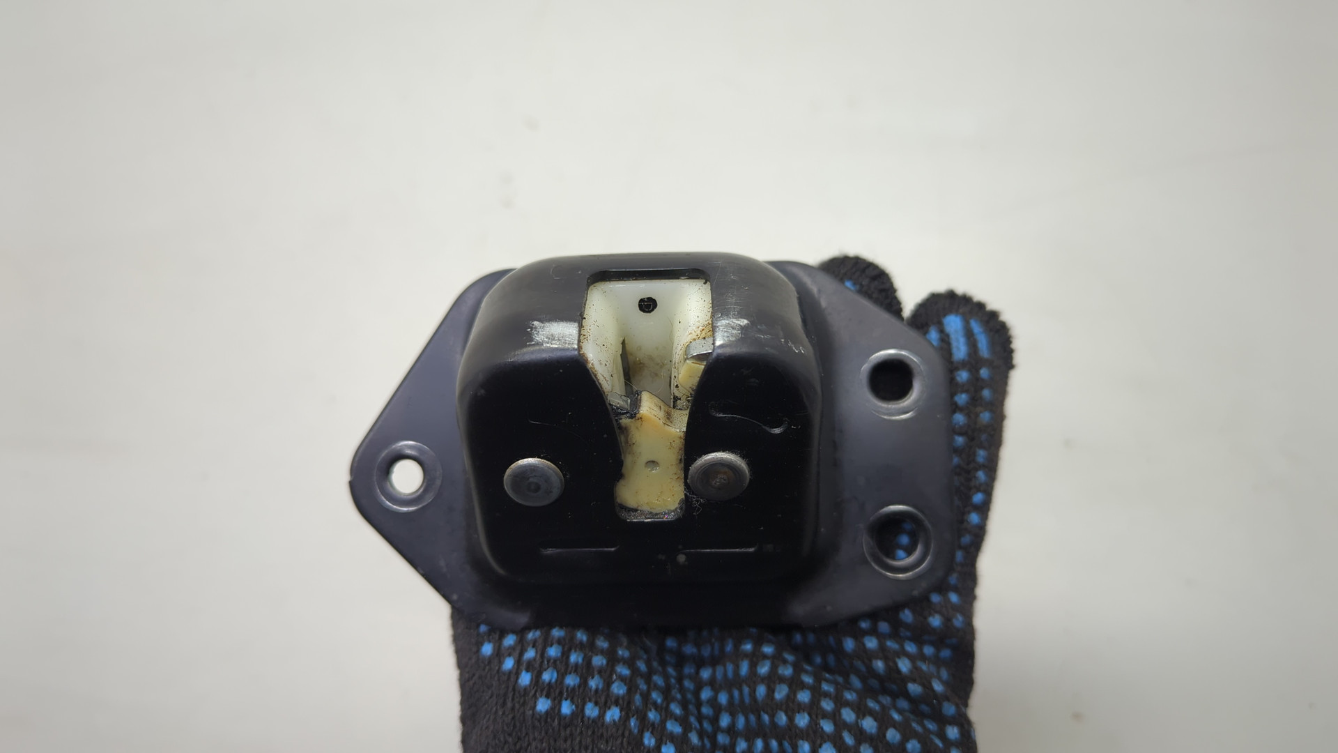 Замок багажника