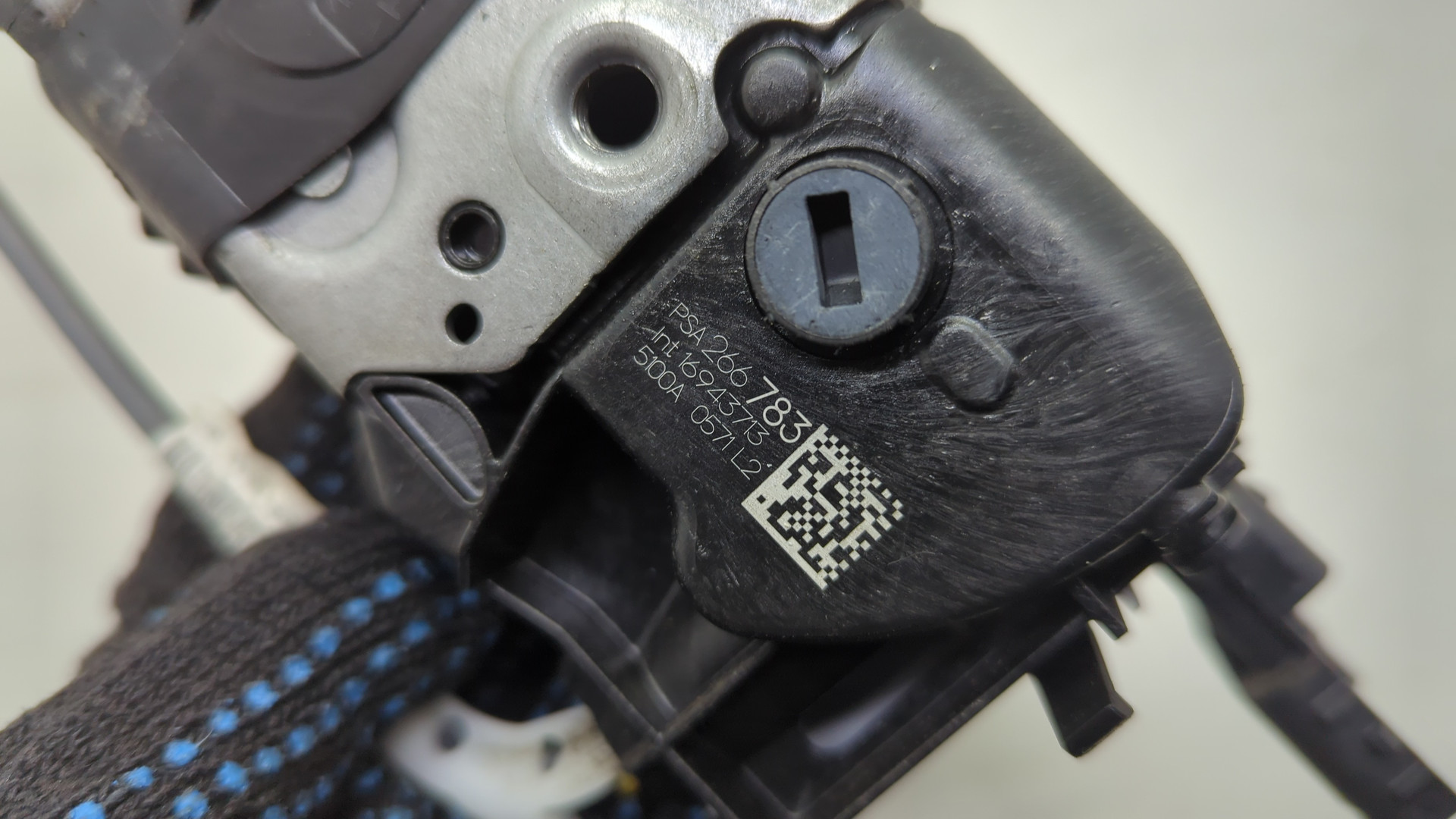 Замок двери передней левой