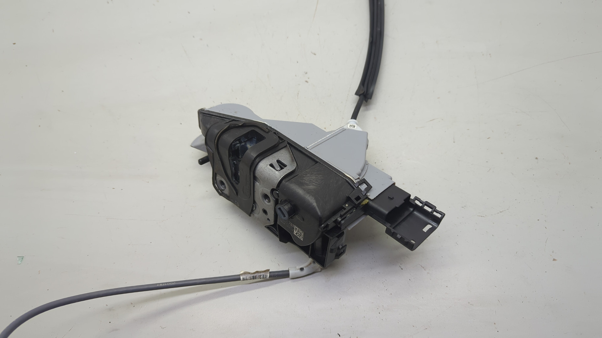 Замок двери передней левой