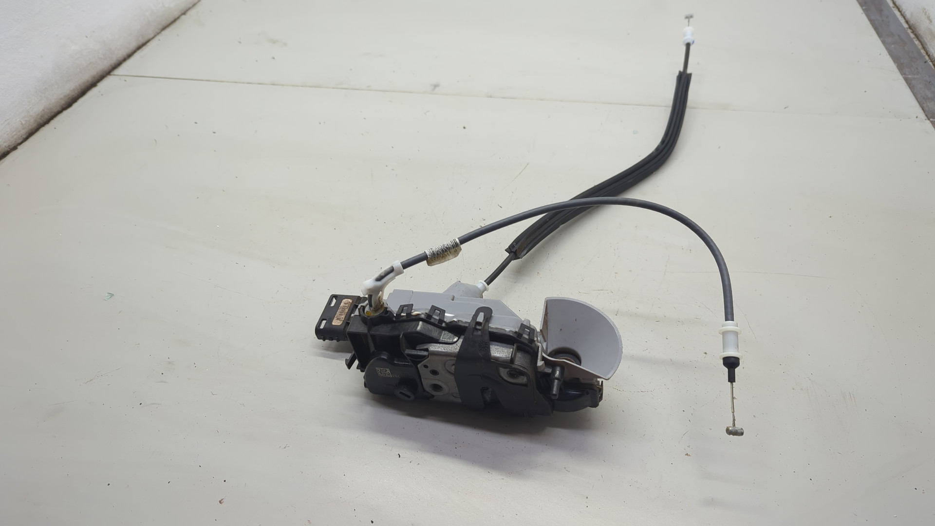 Замок двери передней левой