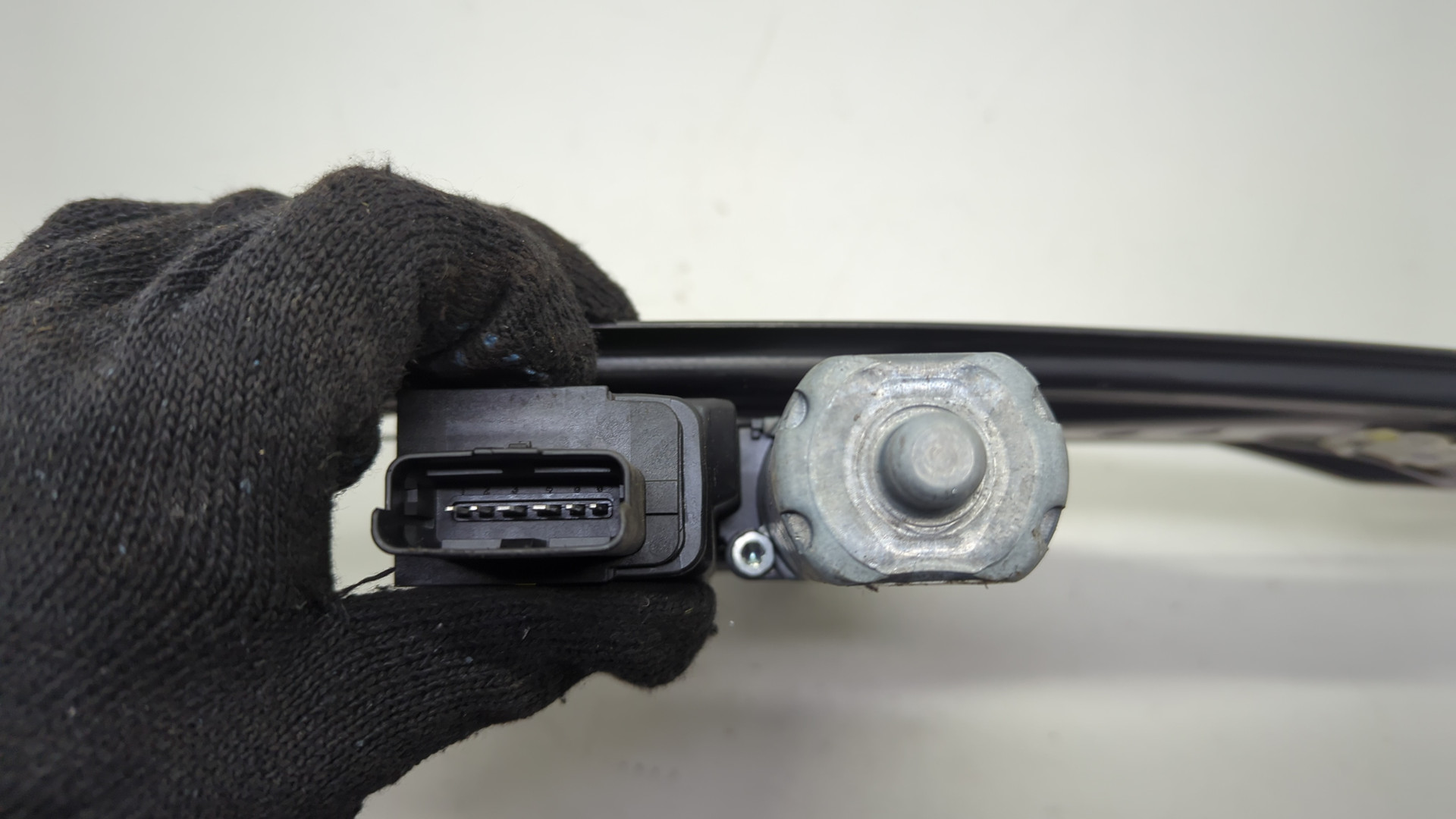 Стеклоподъемник электр. задний левый